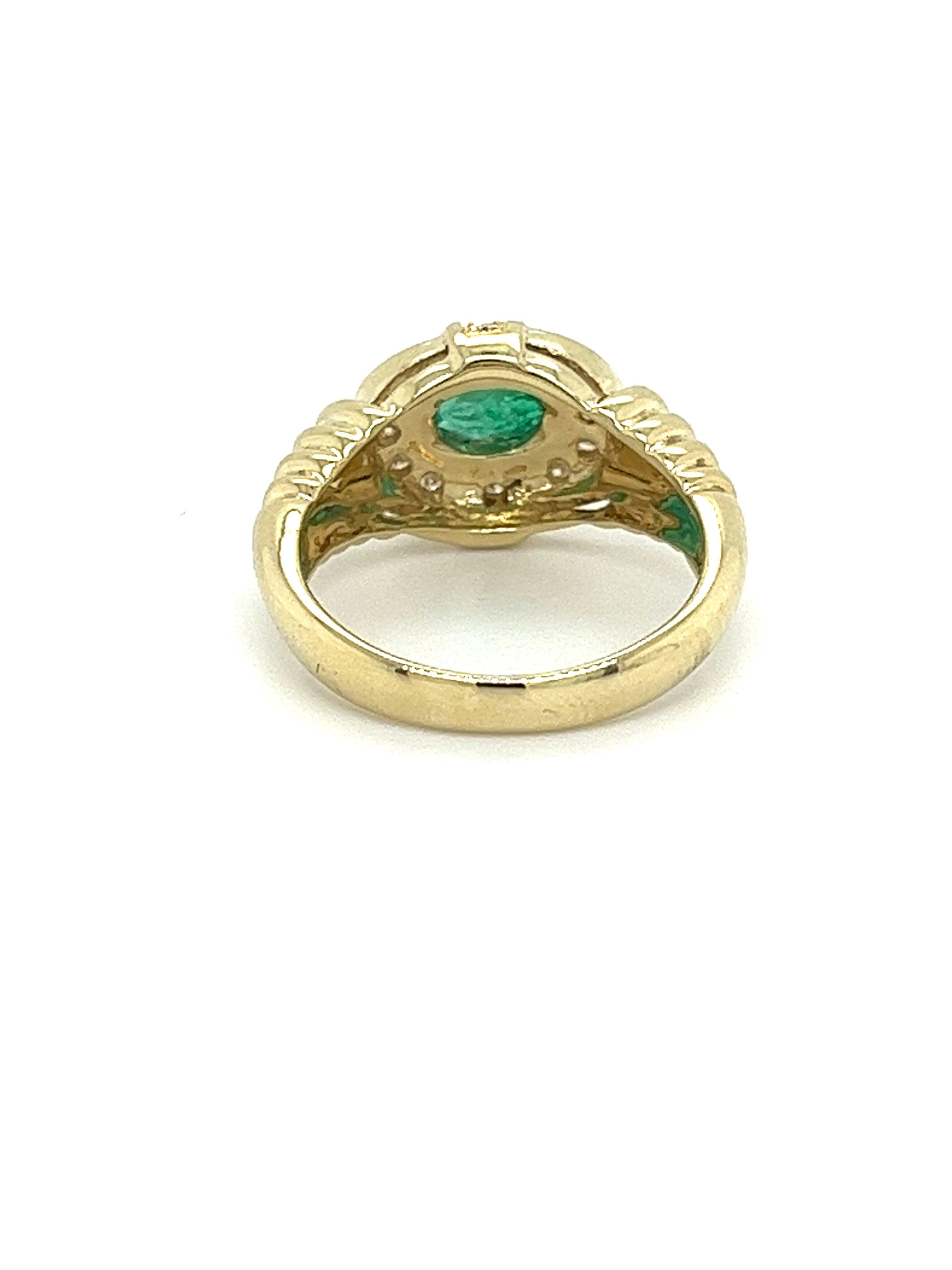 Women's 18K Solid Gold Oval Cut Natural Emerald Retro Style Ring in Textured Ribbed Gold For Sale