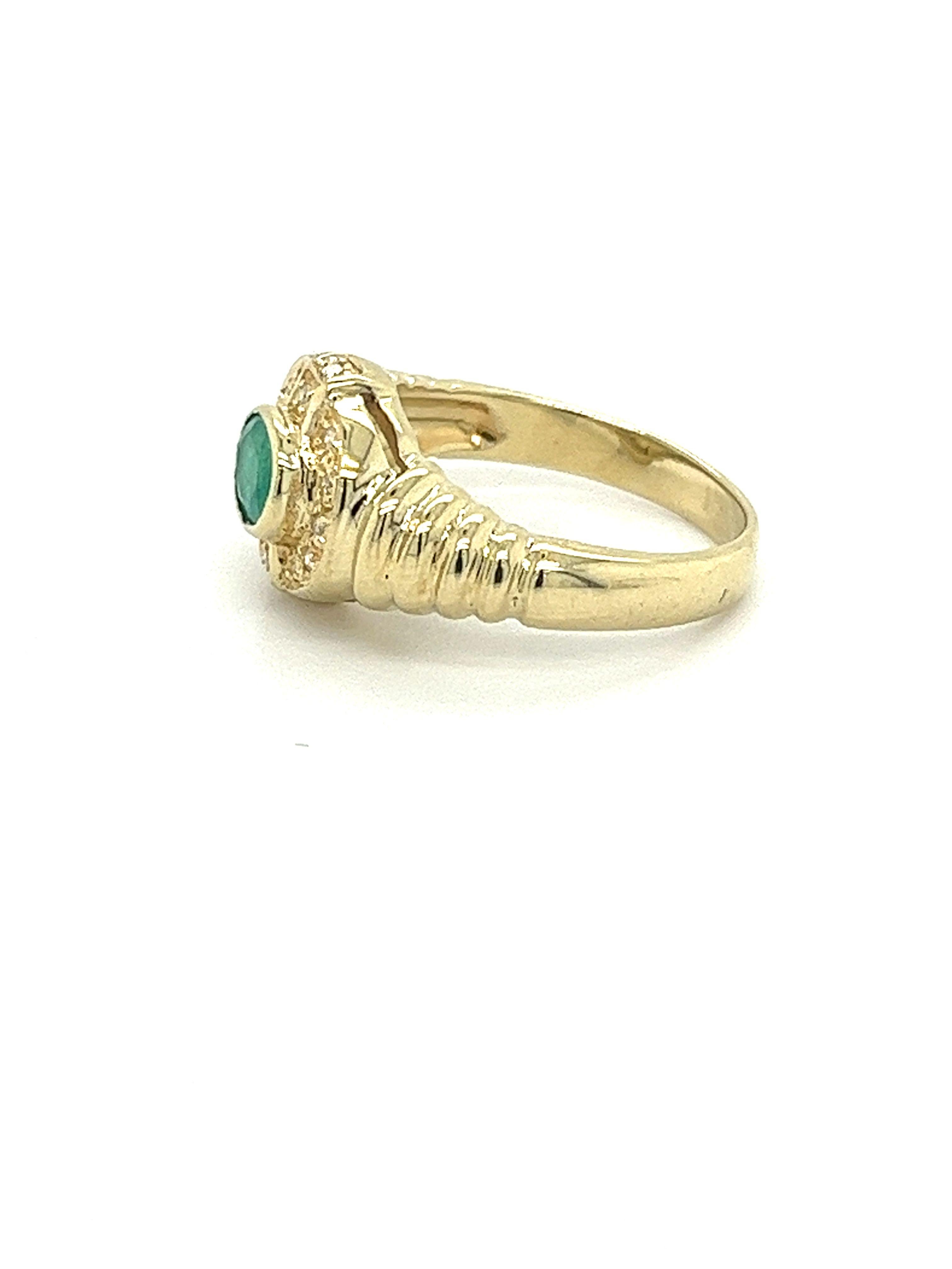 18K Solid Gold Oval Cut Natural Emerald Retro Style Ring in Textured Ribbed Gold For Sale 1