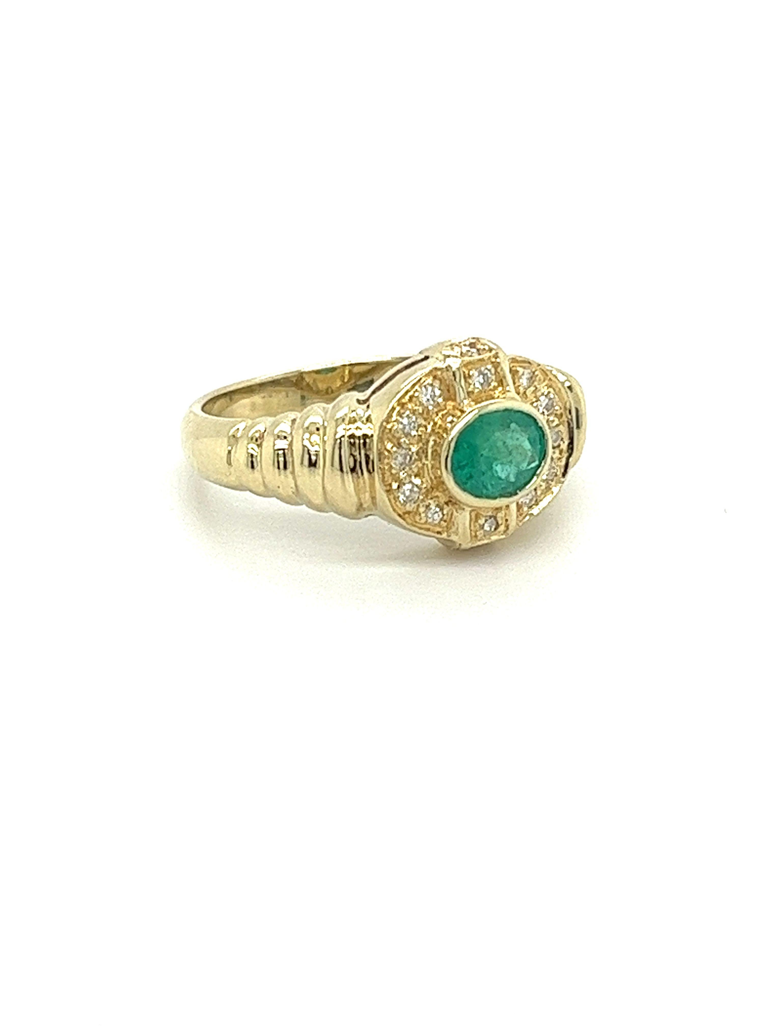 18K Solid Gold Oval Cut Natural Emerald Retro Style Ring in Textured Ribbed Gold For Sale 2