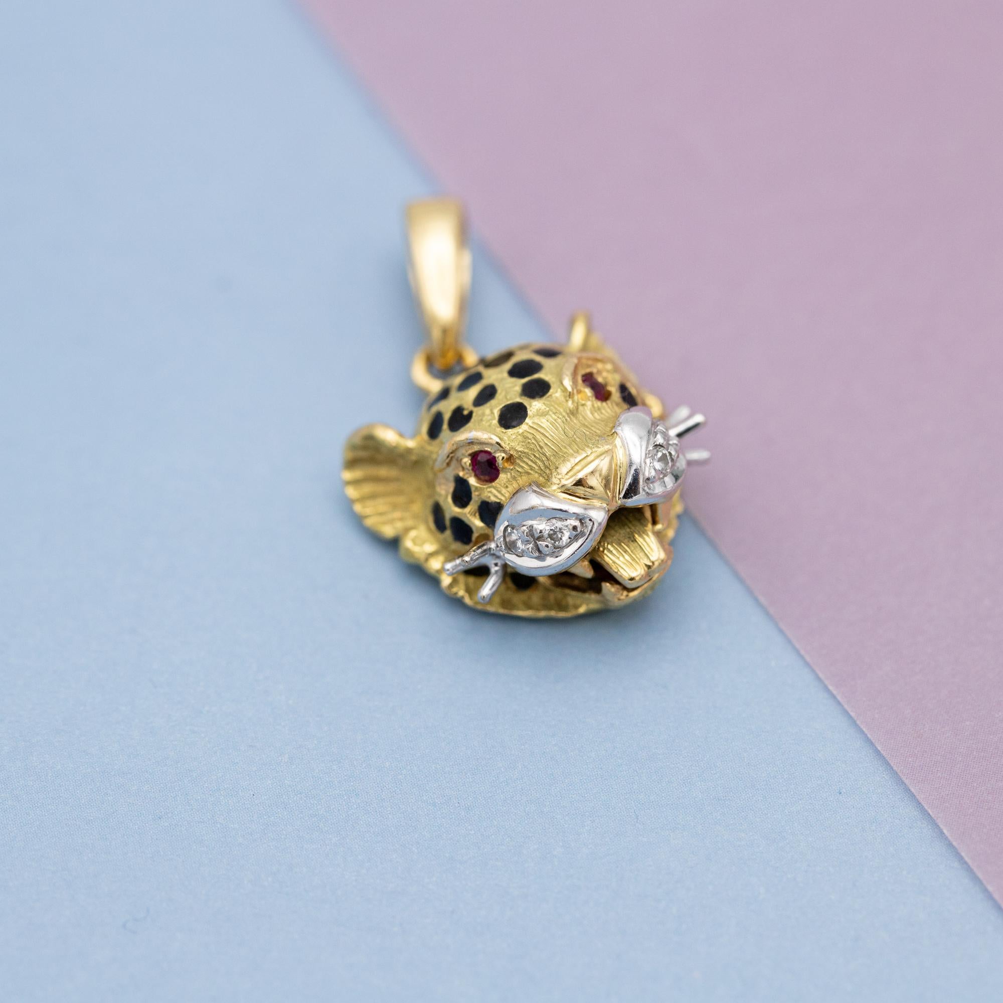 18k solid gold panther pendant - Vintage tiger charm - statement cat jewellery For Sale 1