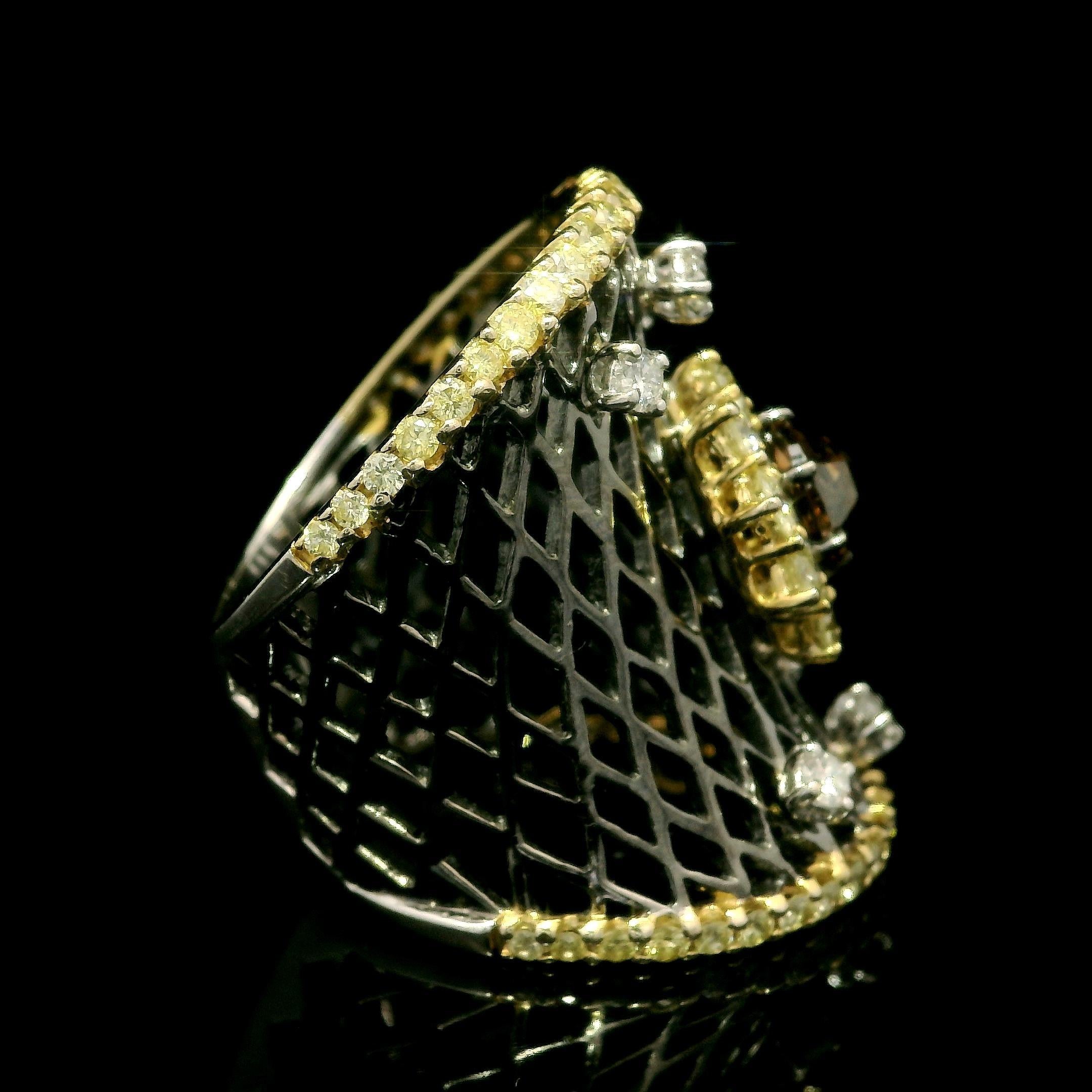 --Stein(e):--
(1) Natürlicher echter Diamant - Rosenschliff - Zackenbesatz - Fancy Champagner Farbe - 5,9mm 
(66) Natürliche Echte Diamanten - Runder Brillantschliff - Zackenfassung - Feuriger Brillant - Farbe Weiß & Fancy Gelb
Karat-Gesamtgewicht: