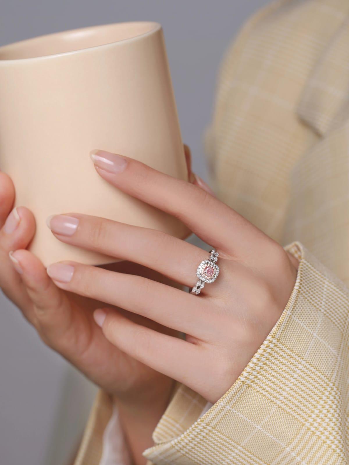 En vente :  Bague en or massif 18K avec diamants roses et blancs 9