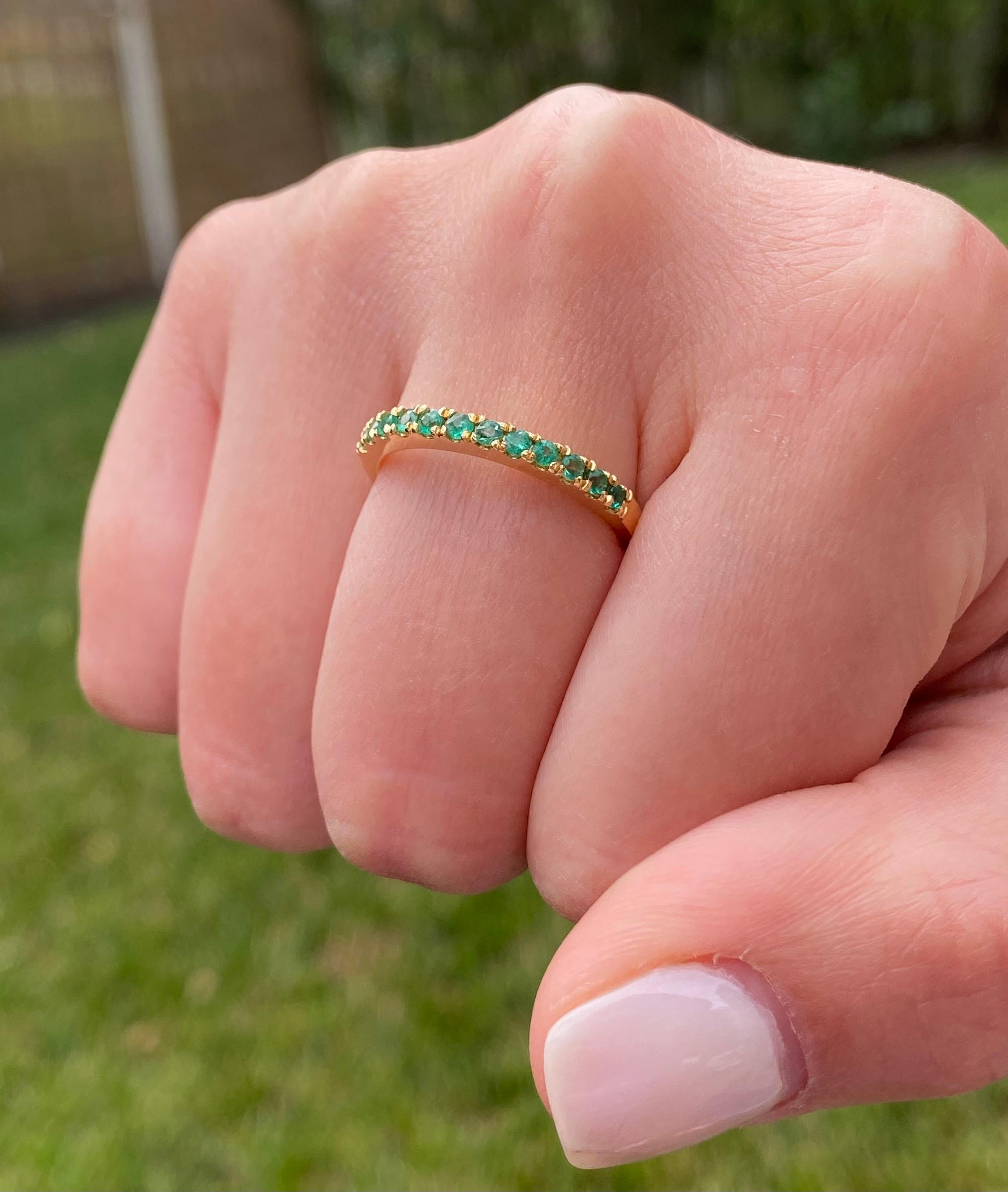 18K Solid Gold Round Cut Natural Emerald Band Ring For Sale 8