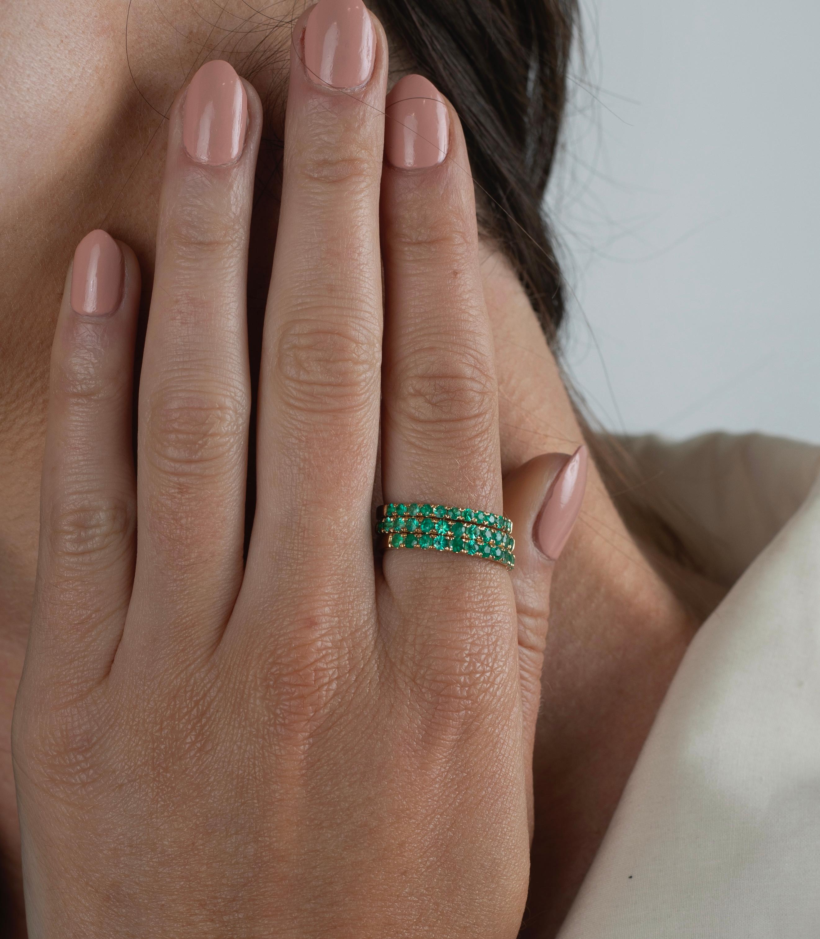 Modern 18K Solid Gold Round Cut Natural Emerald Band Ring For Sale