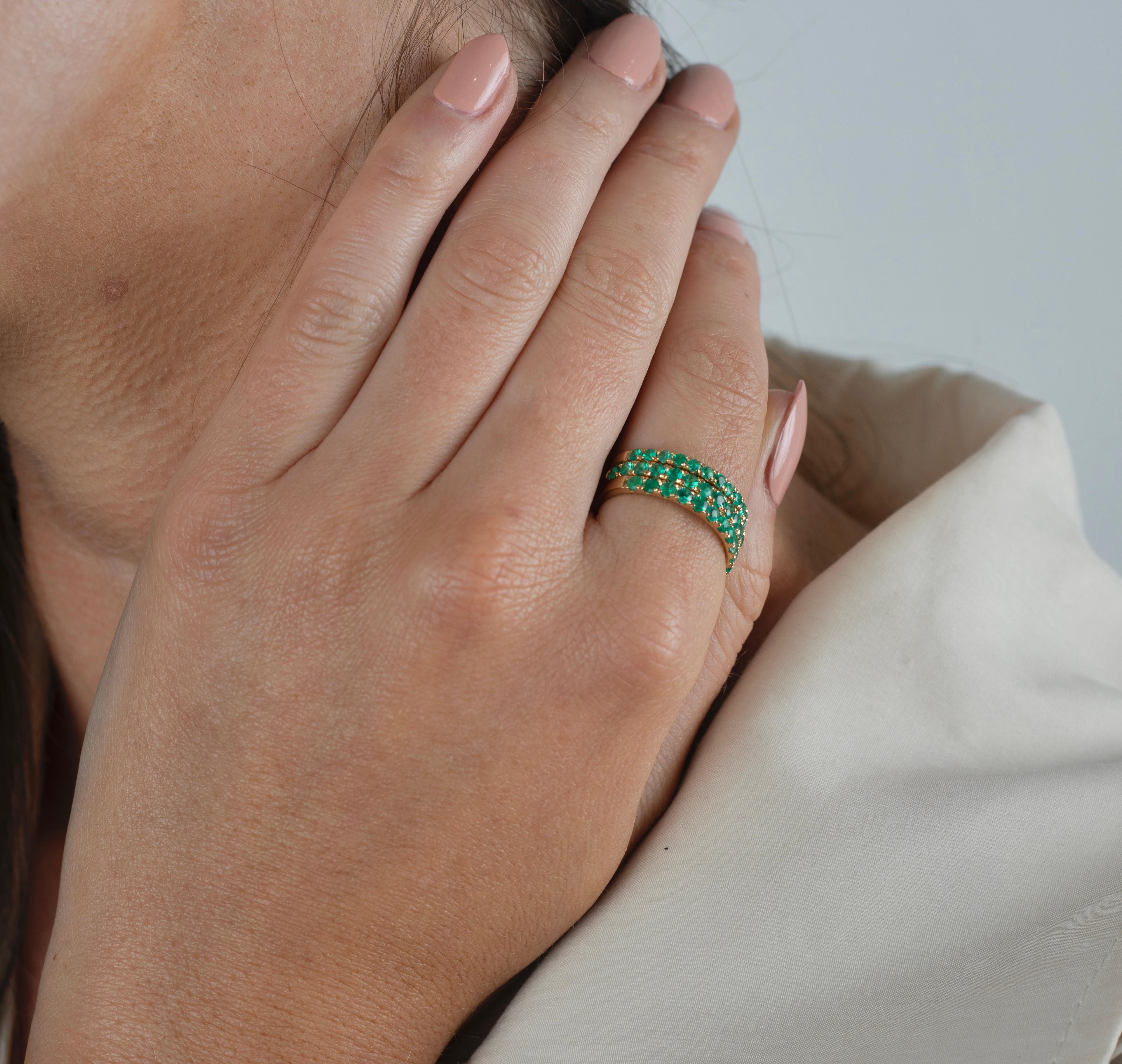 18K Solid Gold Round Cut Natural Emerald Band Ring In New Condition For Sale In Miami, FL