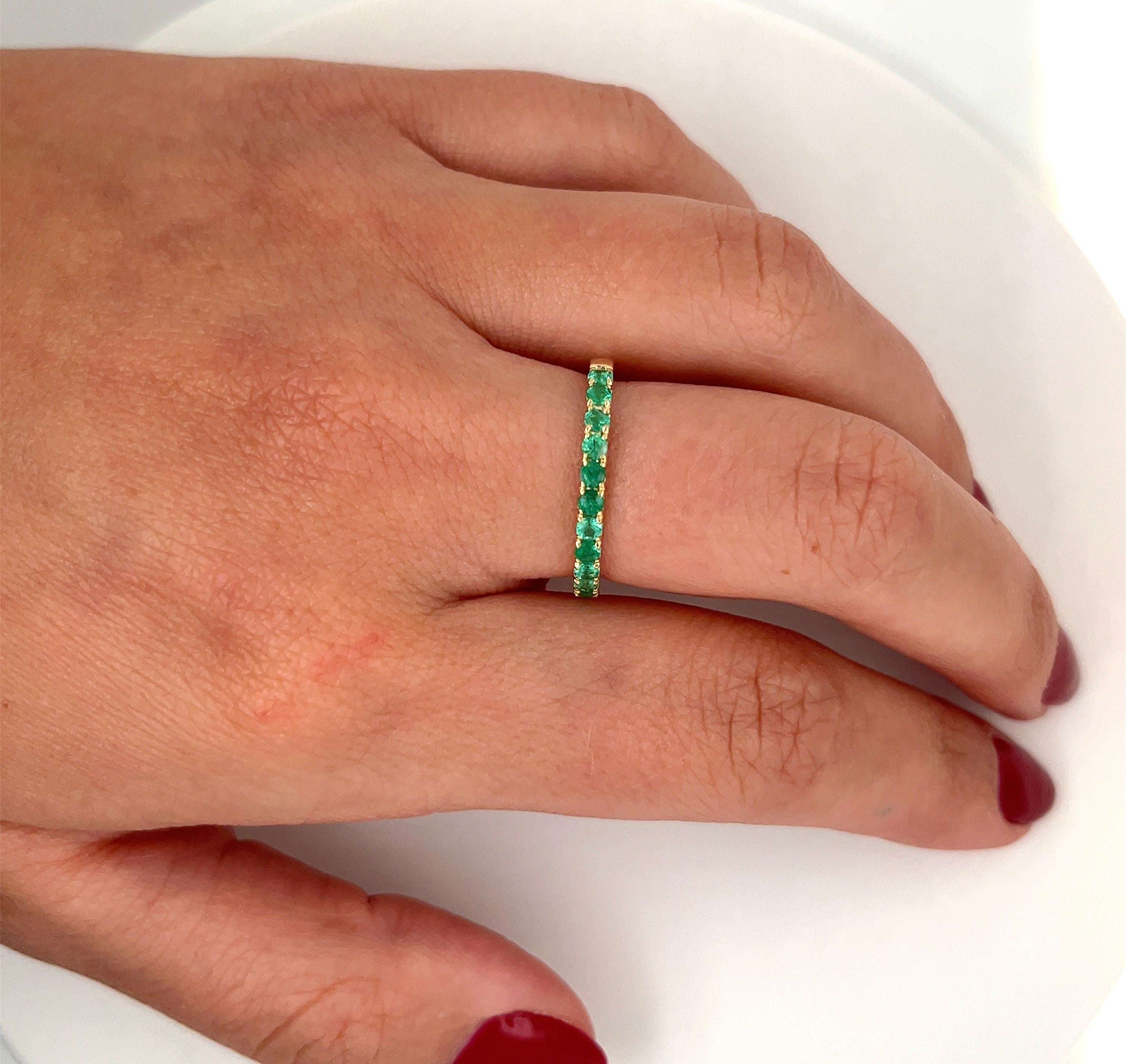 18K Solid Gold Round Cut Natural Emerald Band Ring For Sale 5