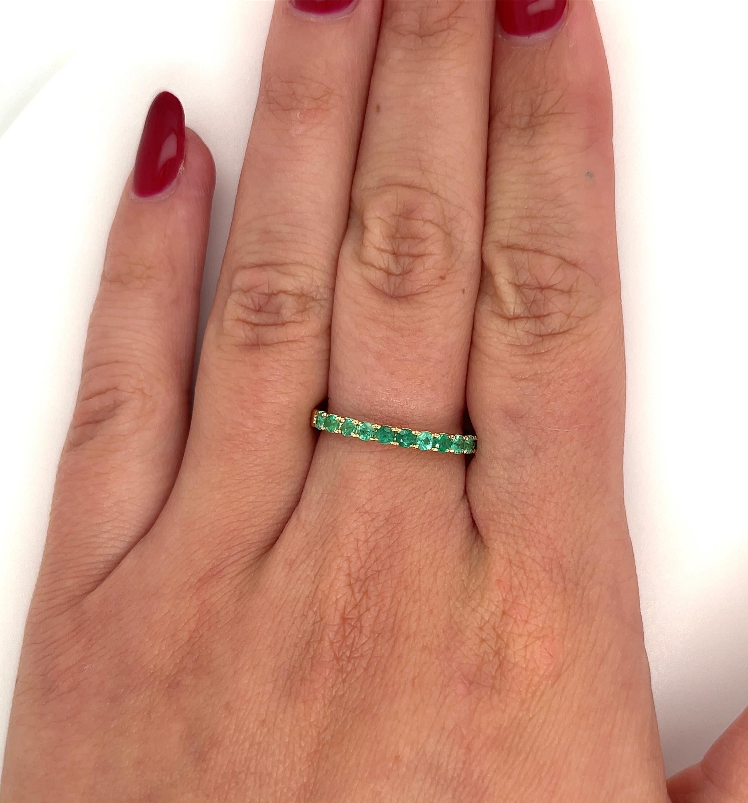 18K Solid Gold Round Cut Natural Emerald Band Ring For Sale 6