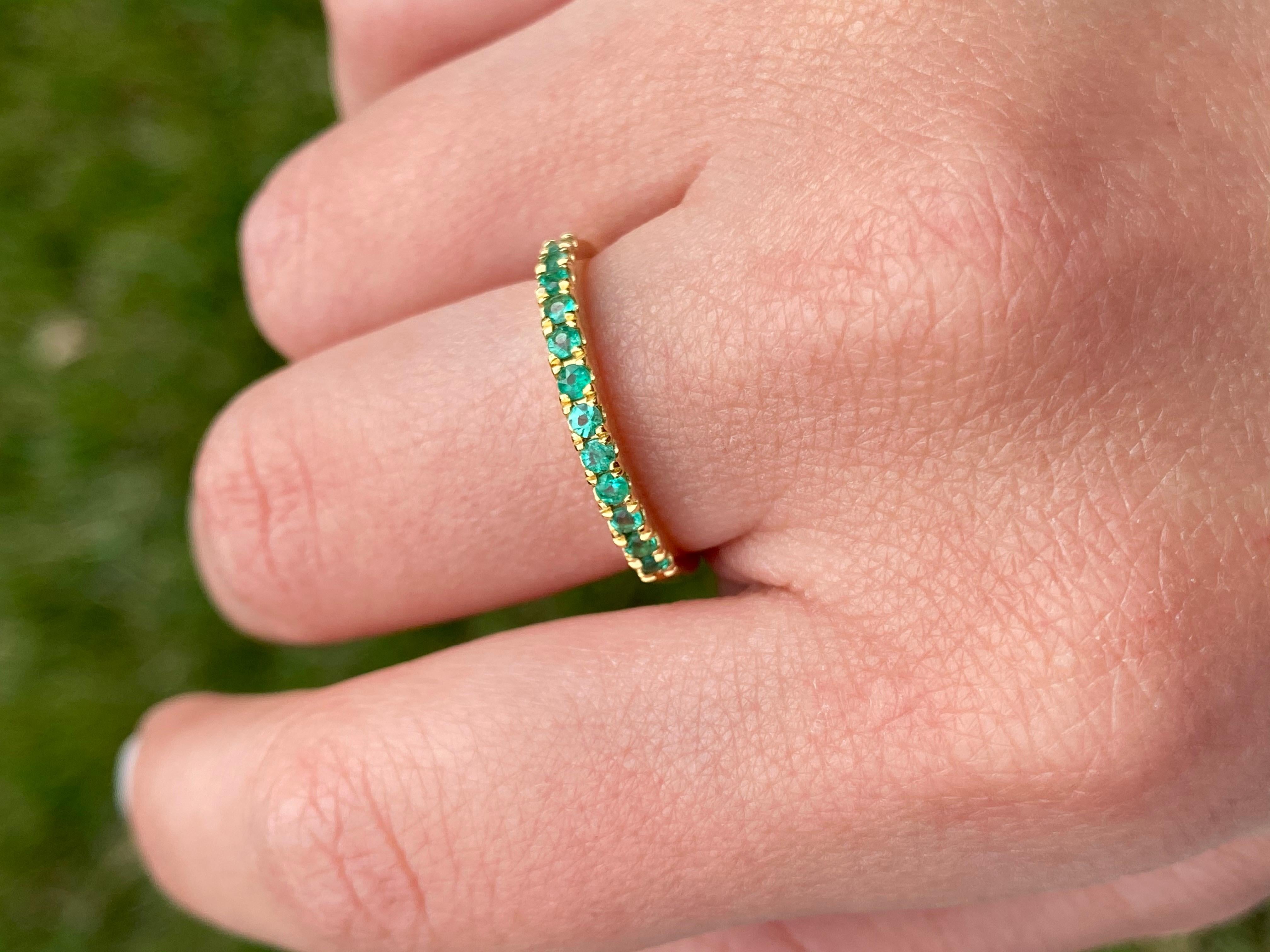 18K Solid Gold Round Cut Natural Emerald Band Ring For Sale 7