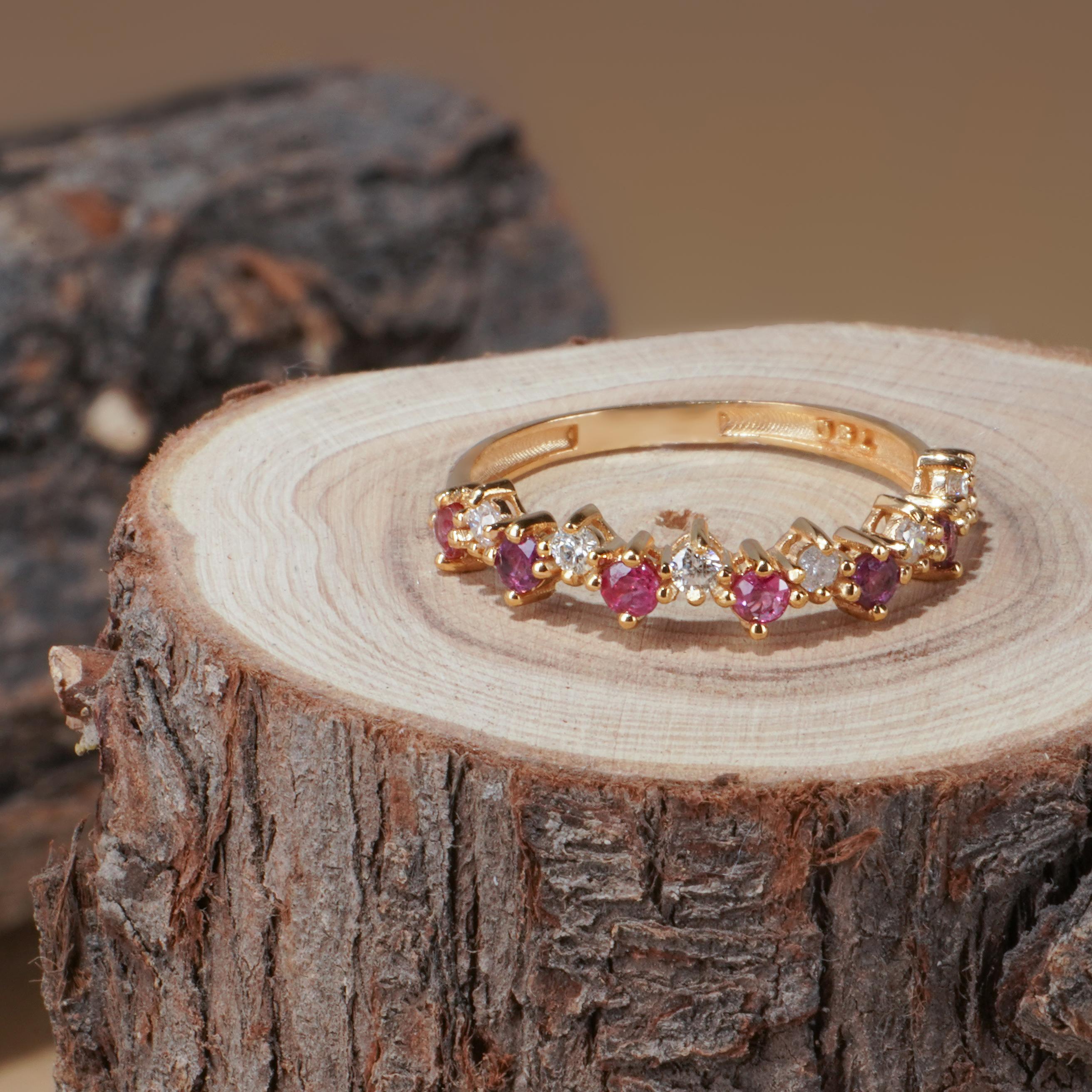 18k Solid Gold ruby Reverie band In New Condition For Sale In Den Haag, NL