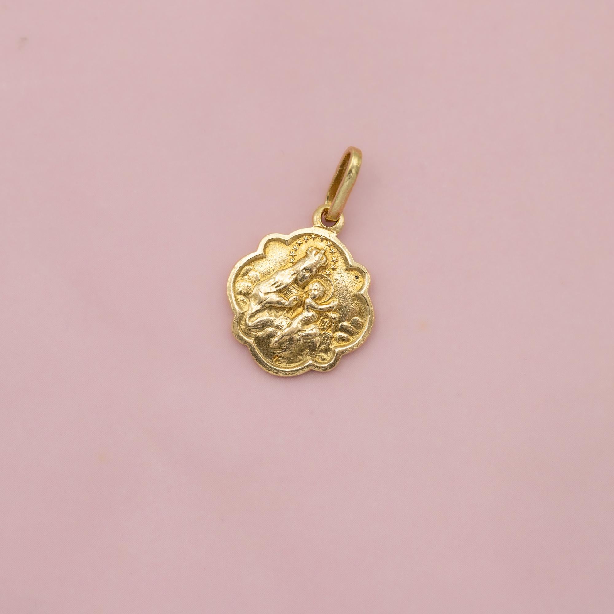 For sale is this lovely 18 karat yellow gold double sided medal with marvellous details. This lovely estate double sided medal is representing the Holy Sacred Heart of Jesus on one side and our lady of Scapular on the reverse. Both Jesus and Virgin