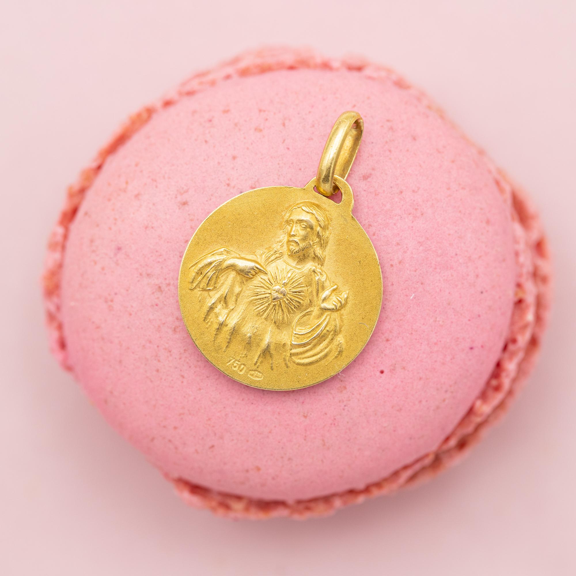 18K solid gold Scapular pendant - Italian Catholic - Holy Sacred Heart of Jesus In Good Condition In Antwerp, BE