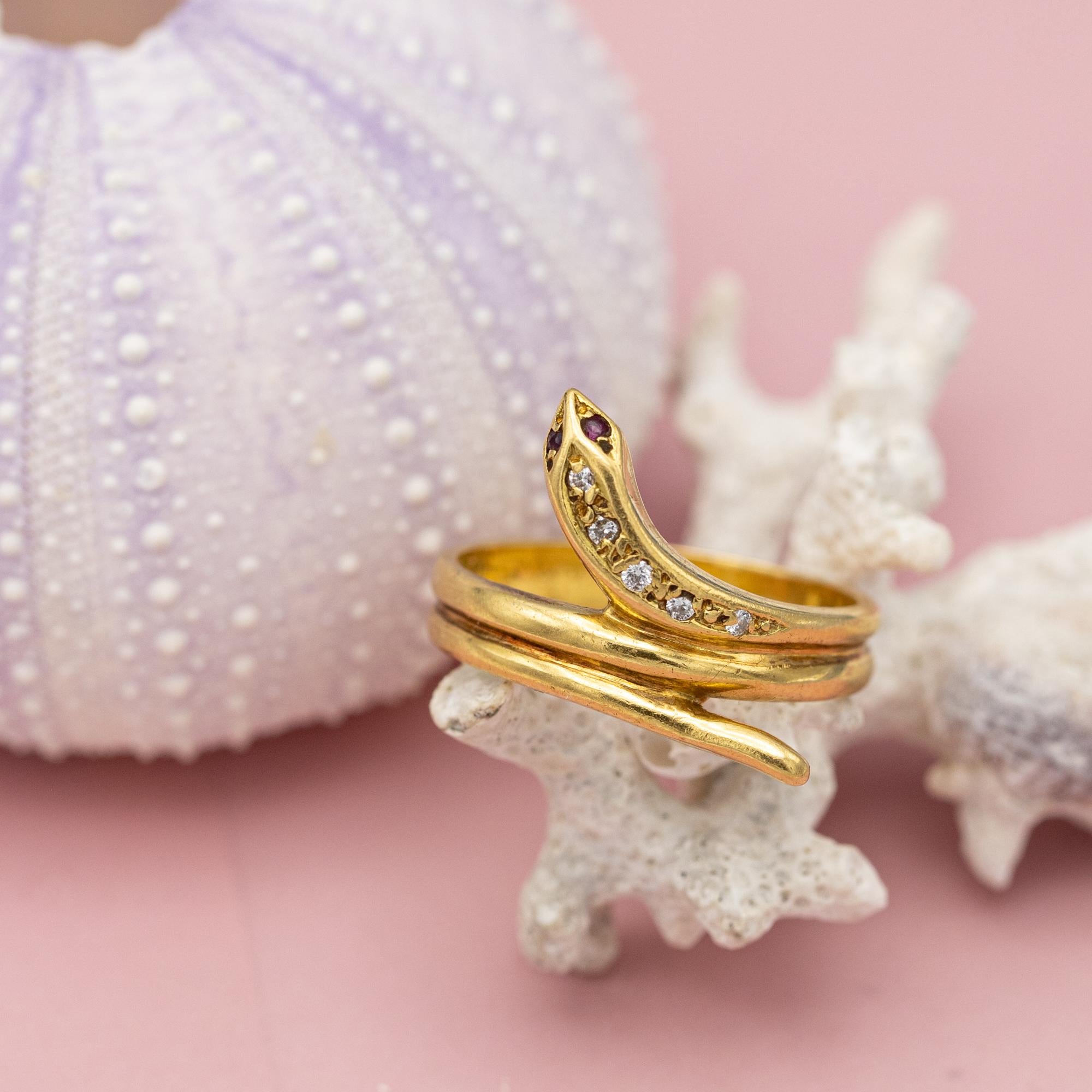 This ruby eyed snake ring is crafted in 18 karat yellow gold and in great condition. This beauty is hallmarked with a 750 mark. On top of that this ring is set with five brilliant cut diamonds with a total weight of approximately 0,05 ct.

This