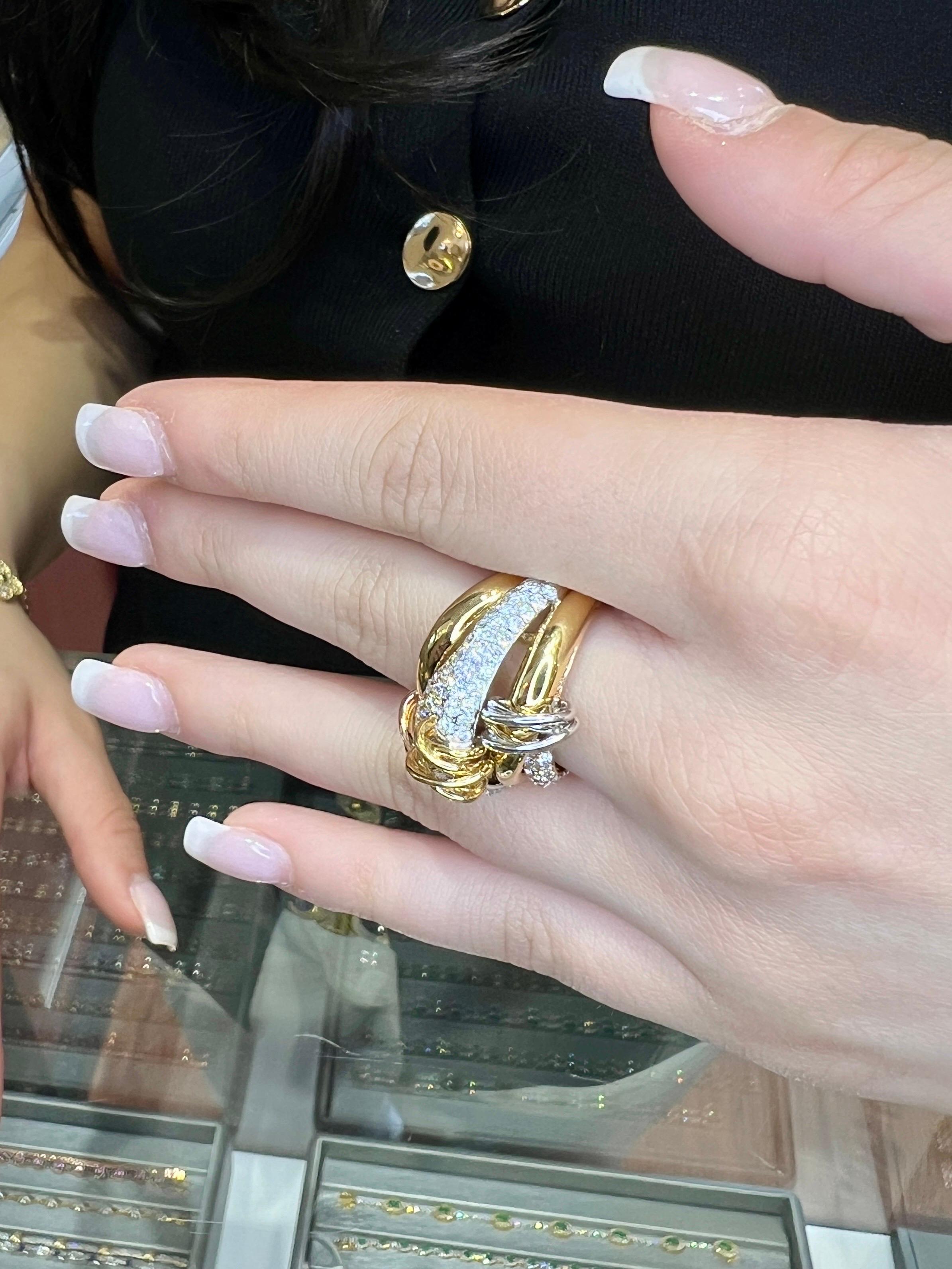 18k Solid Gold Statement Modern Trinity Tri-Color Diamond Dome Ring Contemporáneo en venta