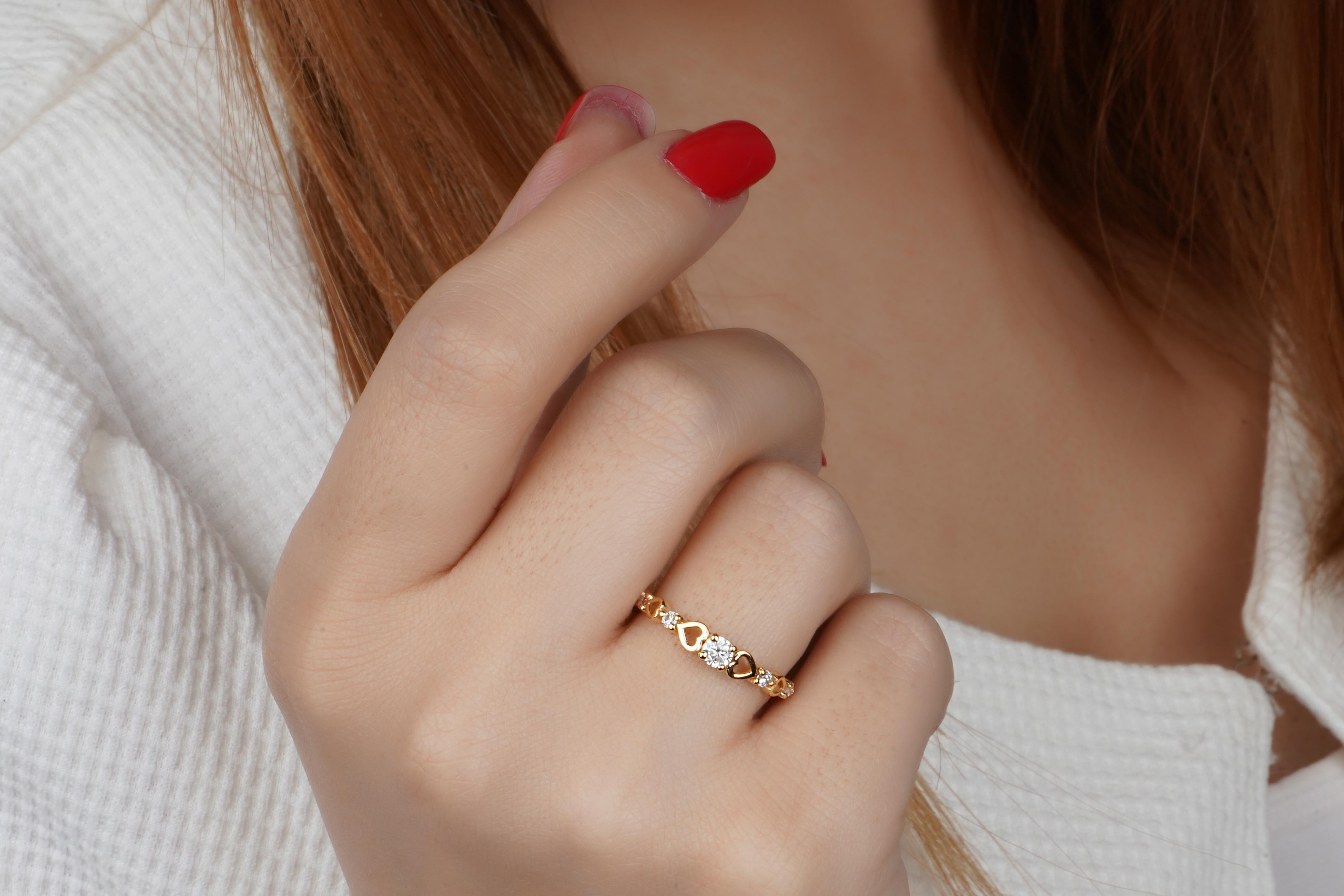 Modern 18k Solid Gold Sweetheart ring For Sale