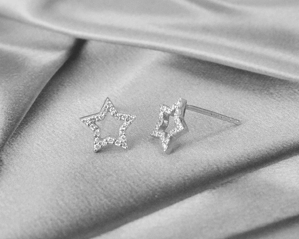 Round Cut 18k Gold Tiny Diamond Star Stud Earrings Pave Diamond Tiny Earrings For Sale