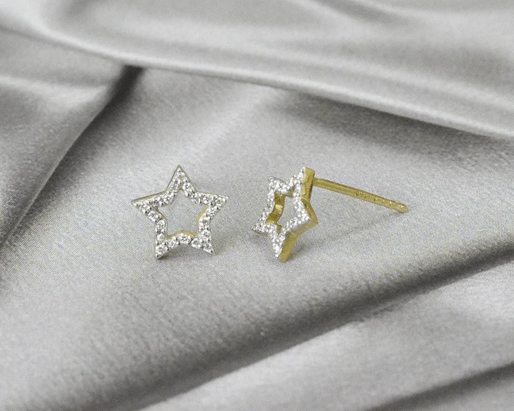 18k Gold Tiny Diamond Star Stud Earrings Pave Diamond Tiny Earrings In New Condition For Sale In Bangkok, TH