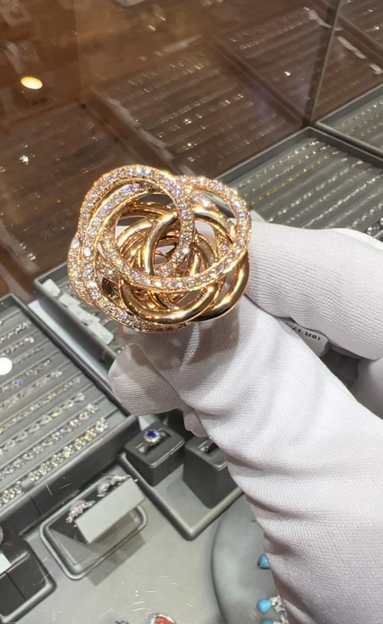 Hipnotiza con esta auténtica belleza. Un anillo excepcional de artesanía italiana de calidad, espectacular movimiento en el diseño, con un total de 3,00 quilates de finos diamantes engastados con técnica prong-pavé, todos de la mejor claridad F
