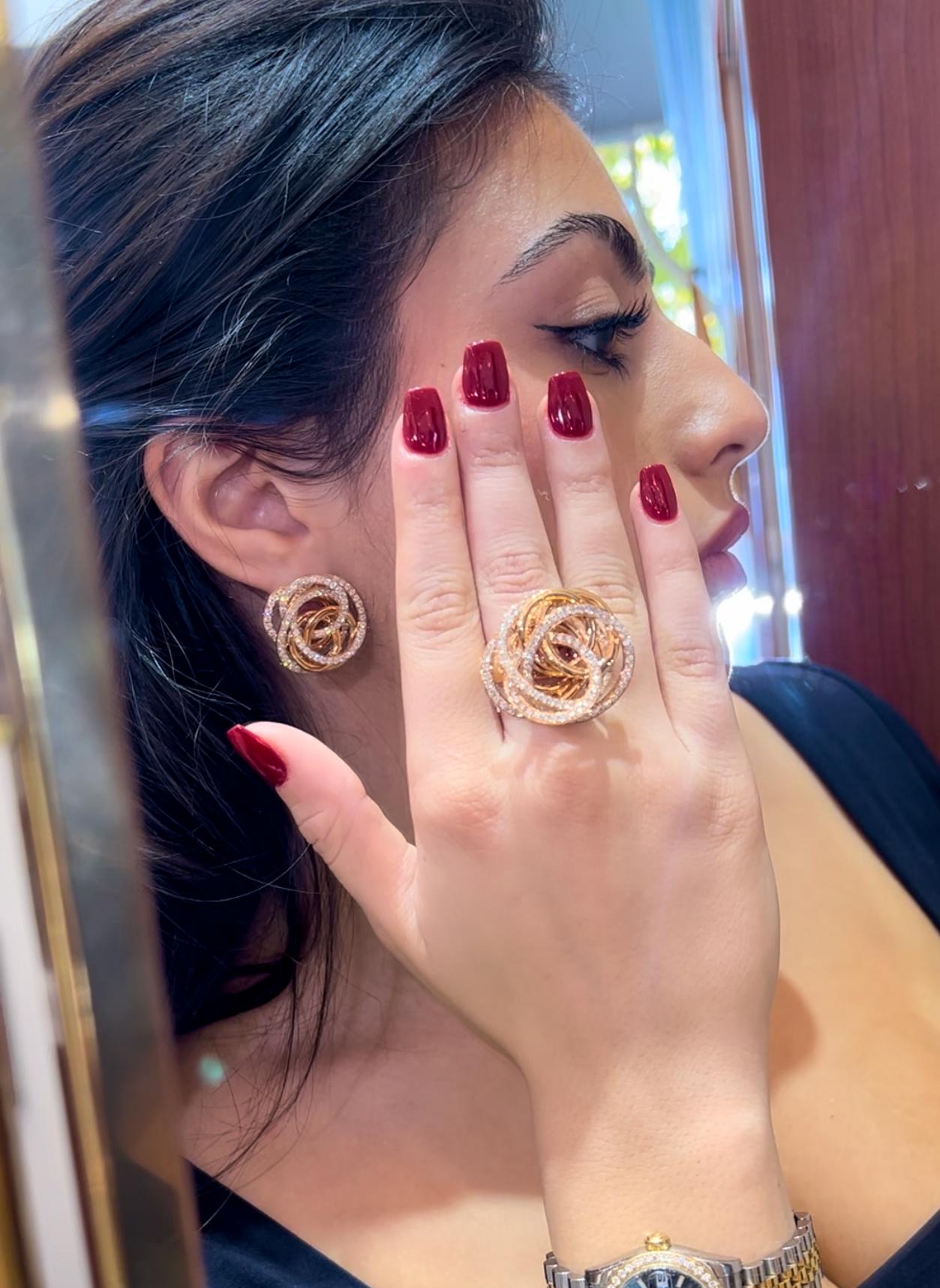 Laissez-vous envoûter par cette véritable beauté. Une paire exceptionnelle de boucles d'oreilles de style bouton de qualité artisanale italienne, un mouvement spectaculaire sur le design, mettant en vedette un total de 5,00 carats de diamants