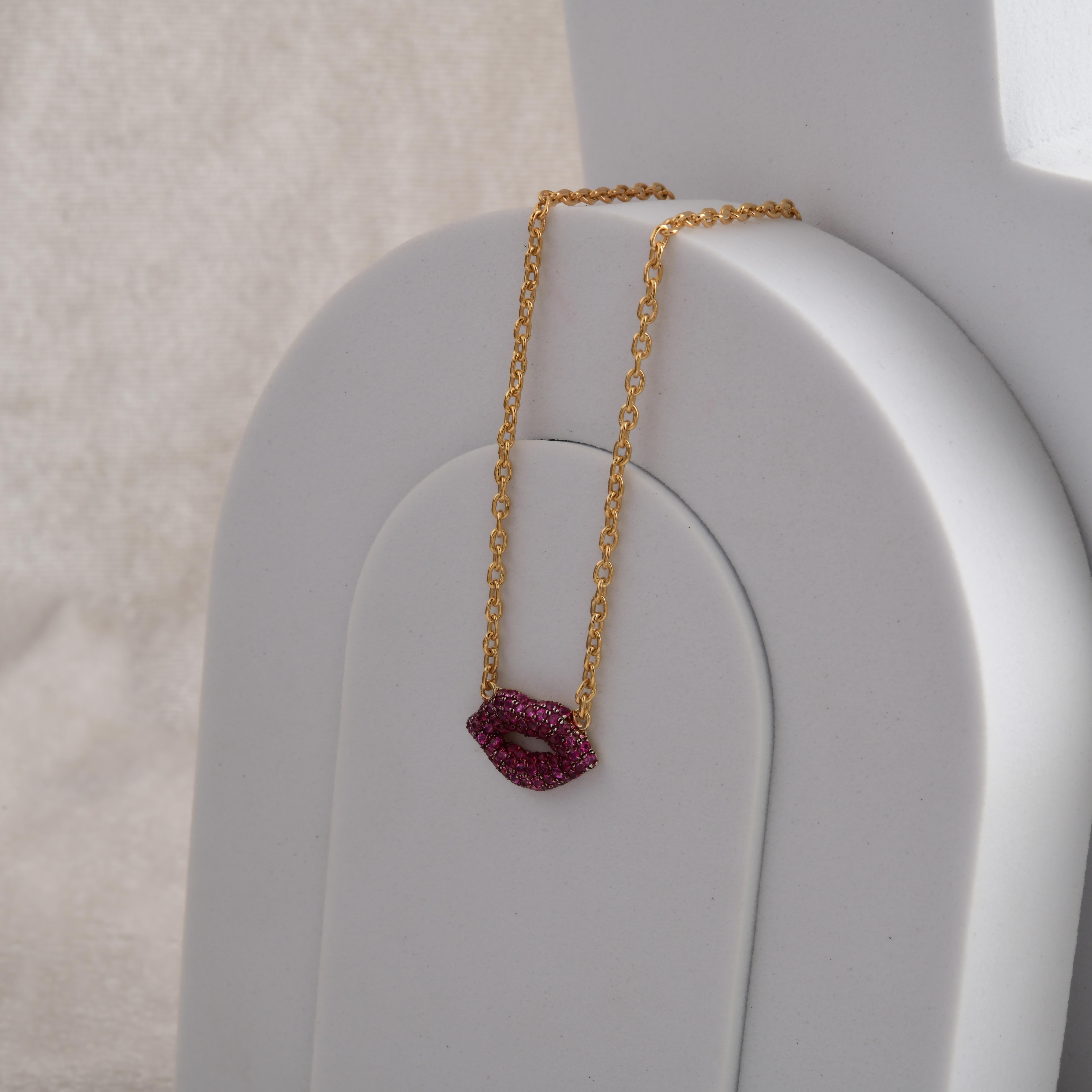 Donna Collana a catena in oro rosa massiccio 18k con ciondolo a forma di labbra tempestate di zaffiri rosa Regalo in vendita