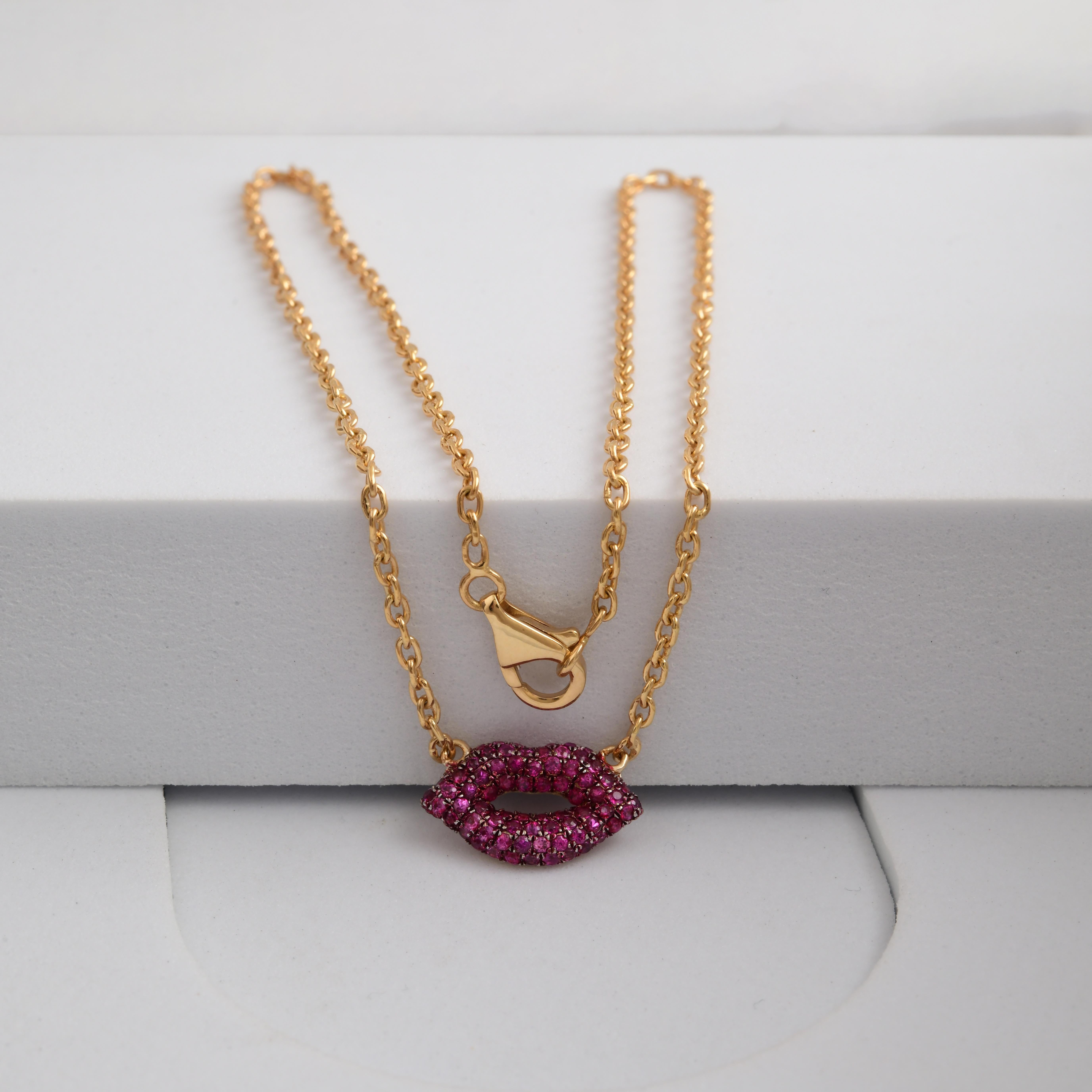Collana a catena in oro rosa massiccio 18k con ciondolo a forma di labbra tempestate di zaffiri rosa Regalo in vendita 1