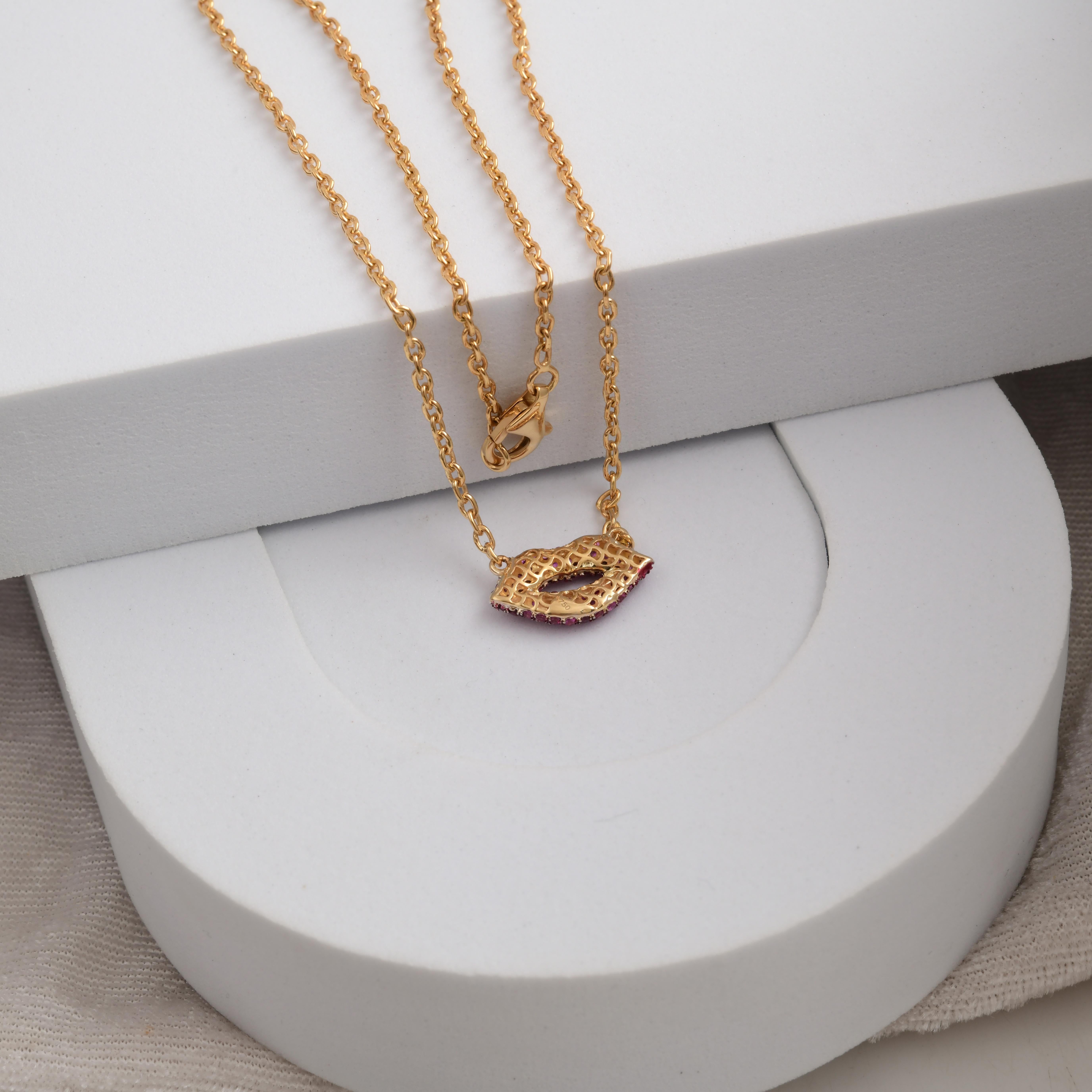 Collana a catena in oro rosa massiccio 18k con ciondolo a forma di labbra tempestate di zaffiri rosa Regalo in vendita 2