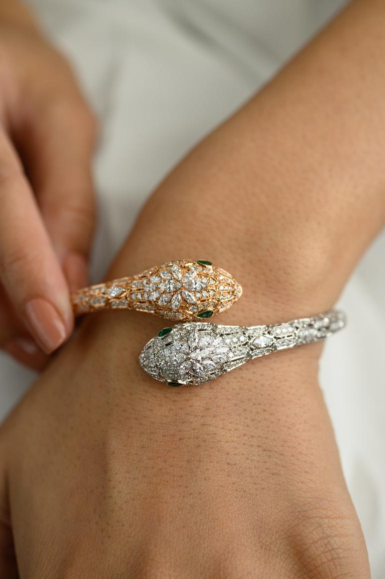 Dieses offene Statement-Diamant-Serpentin-Armband aus 18 Karat Gold präsentiert einen funkelnden natürlichen Smaragd von 0,27 Karat und Diamanten von 4,44 Karat. Er misst 25,85 mm in der Länge. 
Der Diamant bringt Liebe, Ruhm, Erfolg und