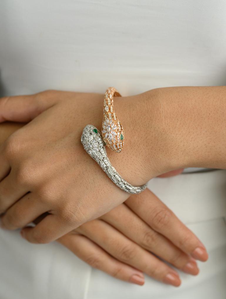 Offenes Serpentinenarmband aus 18 Karat massivem Weiß- und Roségold mit 4,44 Karat Diamanten Damen im Angebot