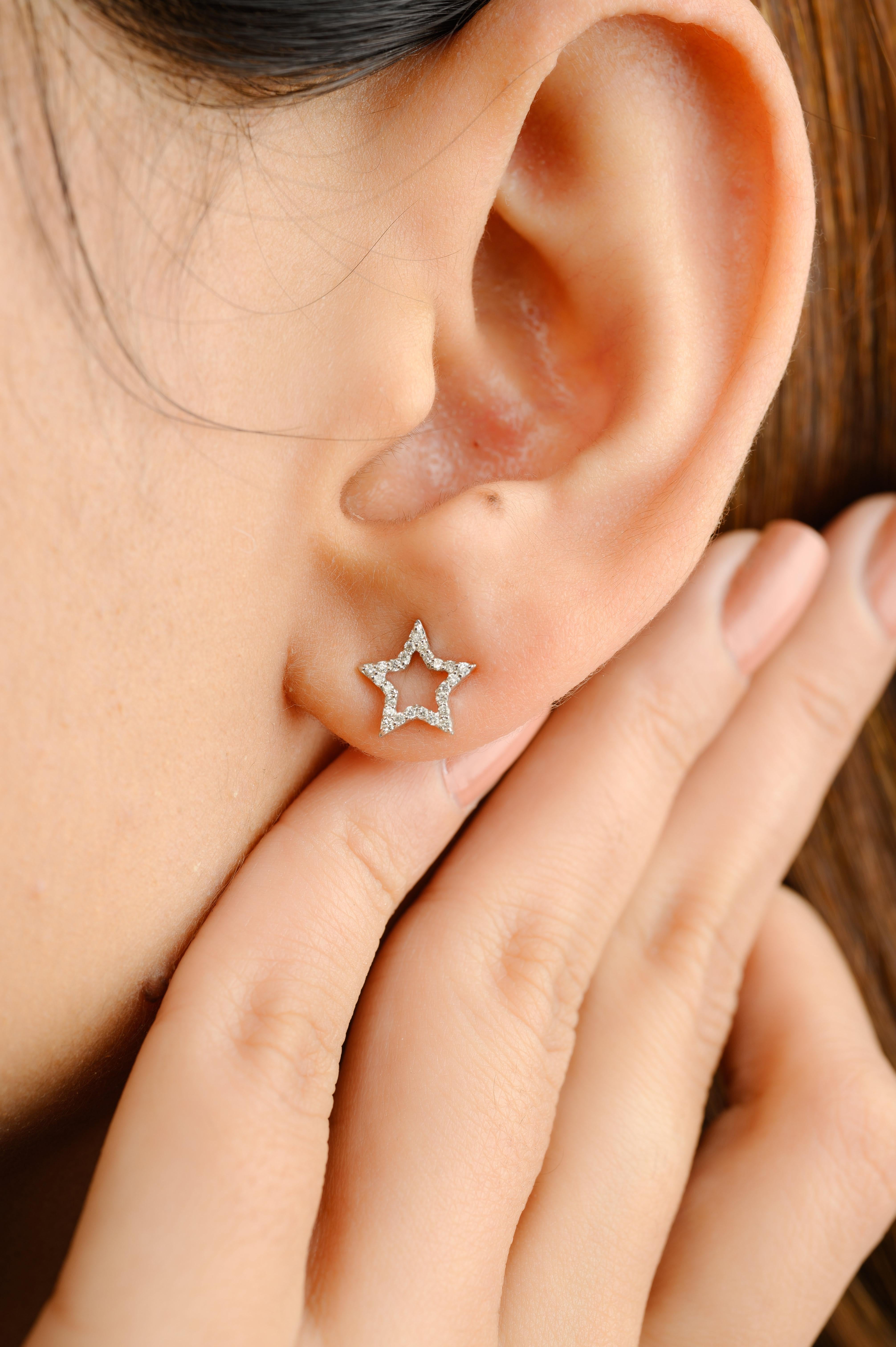 Star-Ohrstecker mit Naturdiamanten aus 18-karätigem Gold, um Ihren Look zu unterstreichen. Sie brauchen Ohrstecker, um mit Ihrem Look ein Statement zu setzen. Diese Ohrringe mit rundgeschliffenen Diamanten sorgen für einen funkelnden, luxuriösen