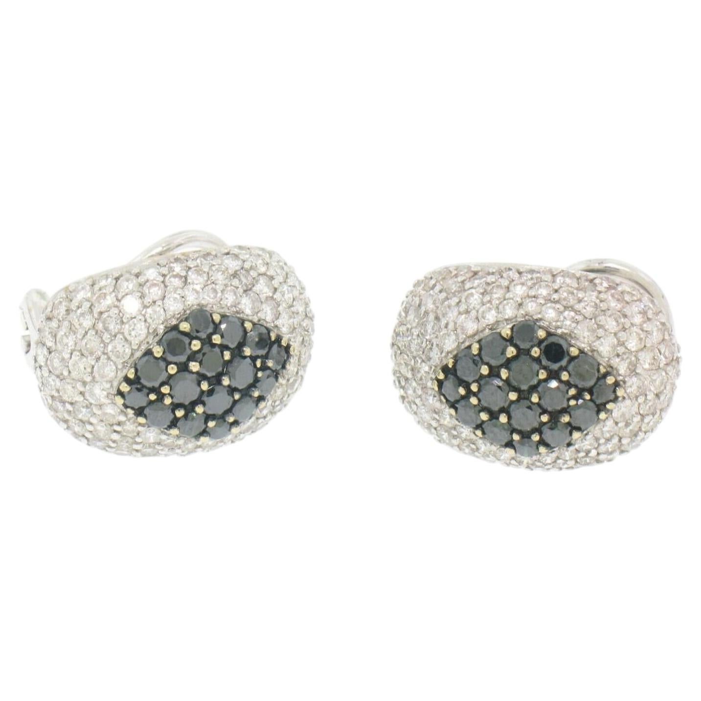 Pendientes tipo botón abovedado de oro blanco macizo de 18 quilates con diamantes blancos y negros que suman un total de 3,60 ct