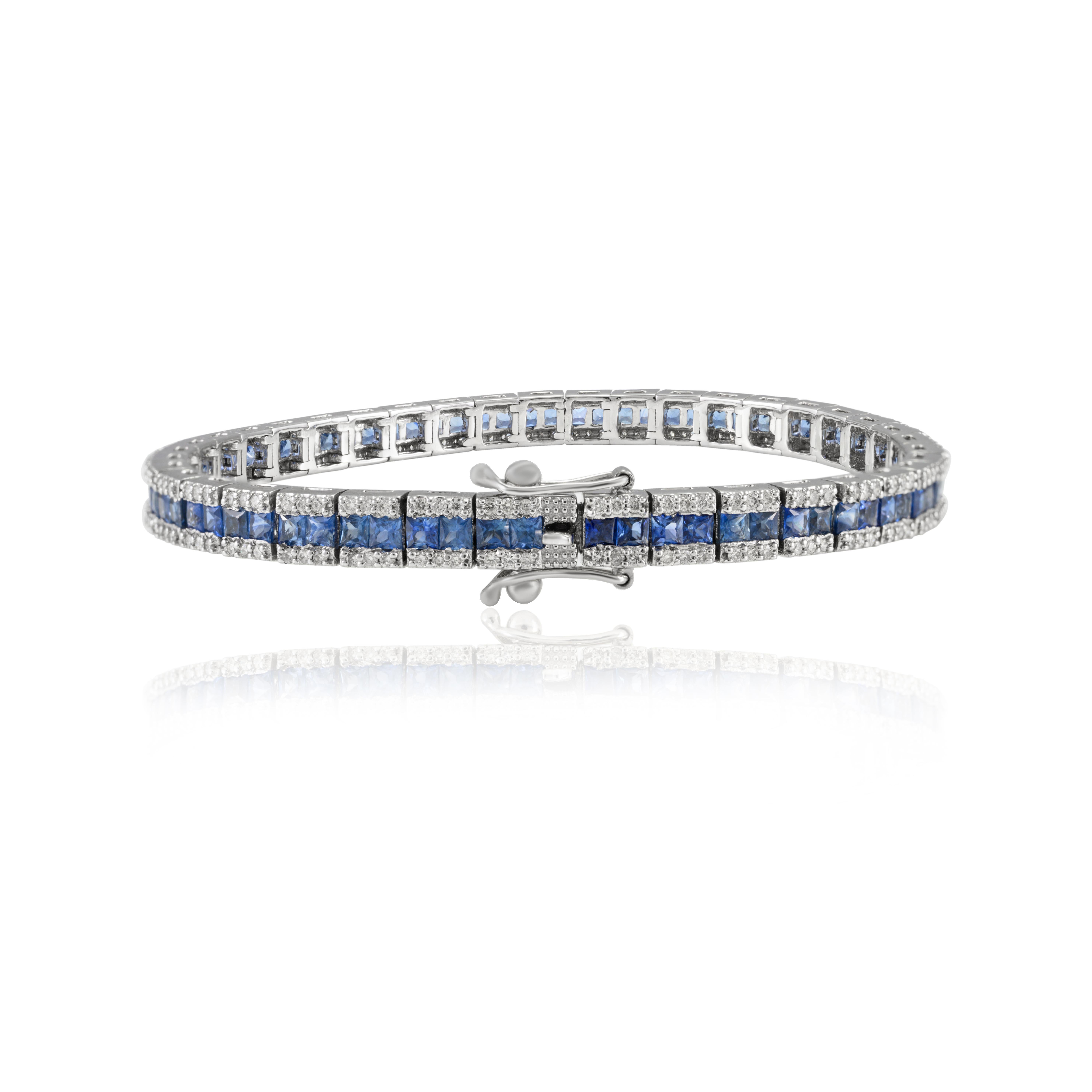 Dieses Tennisarmband aus 18-karätigem Gold mit blauem Saphir und Diamanten im französischen Schliff präsentiert einen natürlichen blauen Saphir und Diamanten, die endlos funkeln. Es misst 7 Zoll in der Länge. 
Saphir fördert die Konzentration und