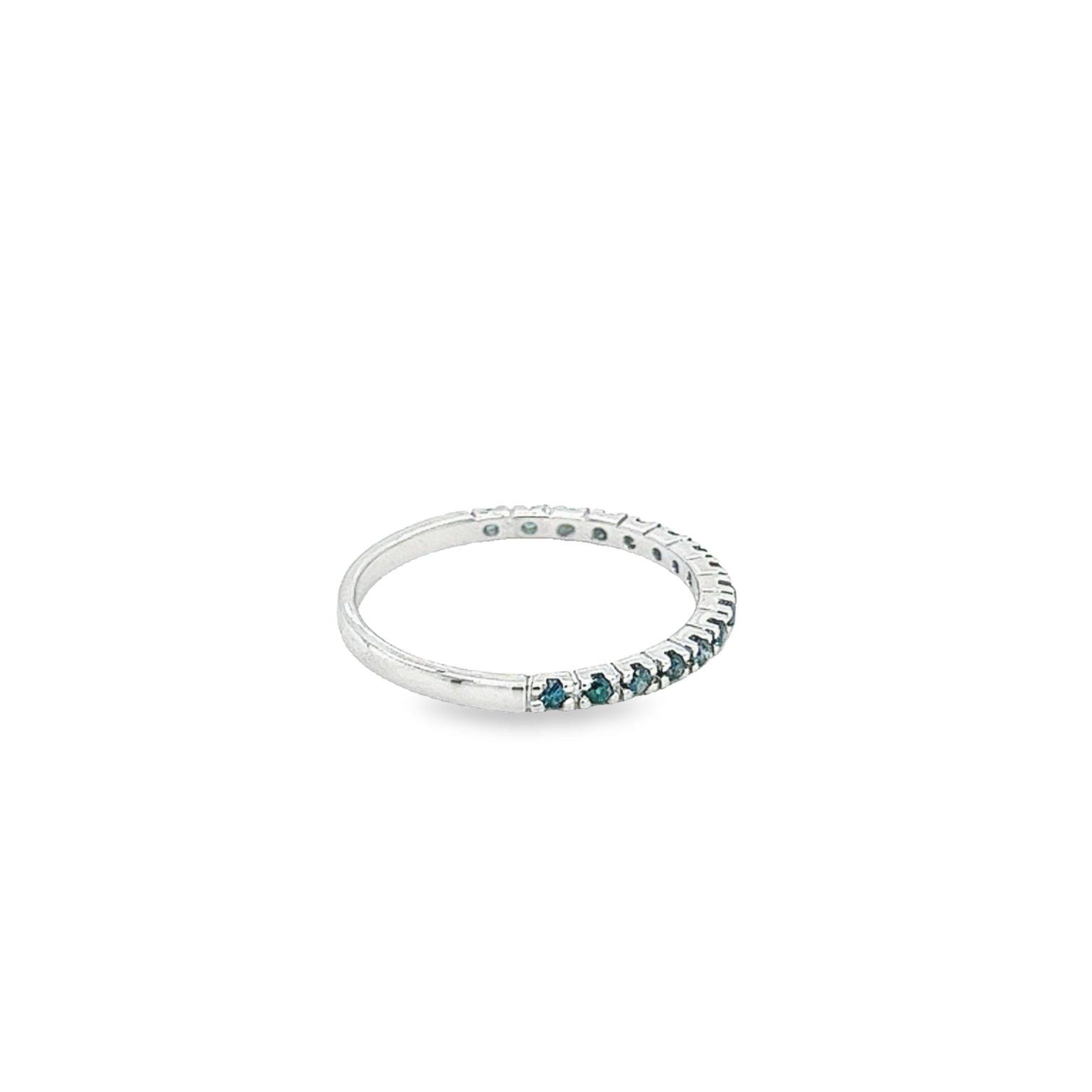 Modern 18k Solid White Gold Blue Round Cut Diamond Band Ring For Sale