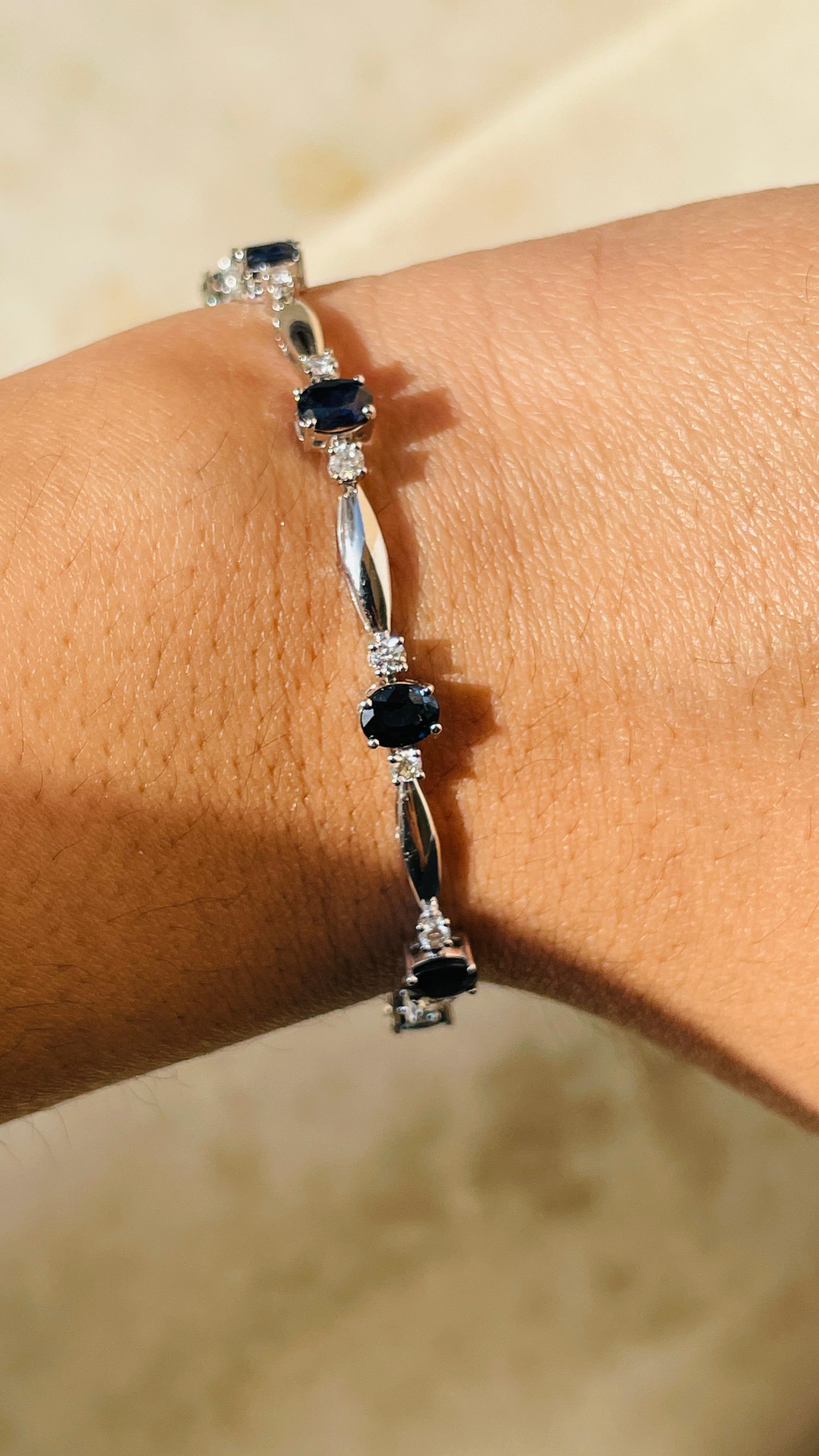 Pulsera de diamantes y zafiros azules de oro blanco macizo de 18 quilates Corte oval en venta
