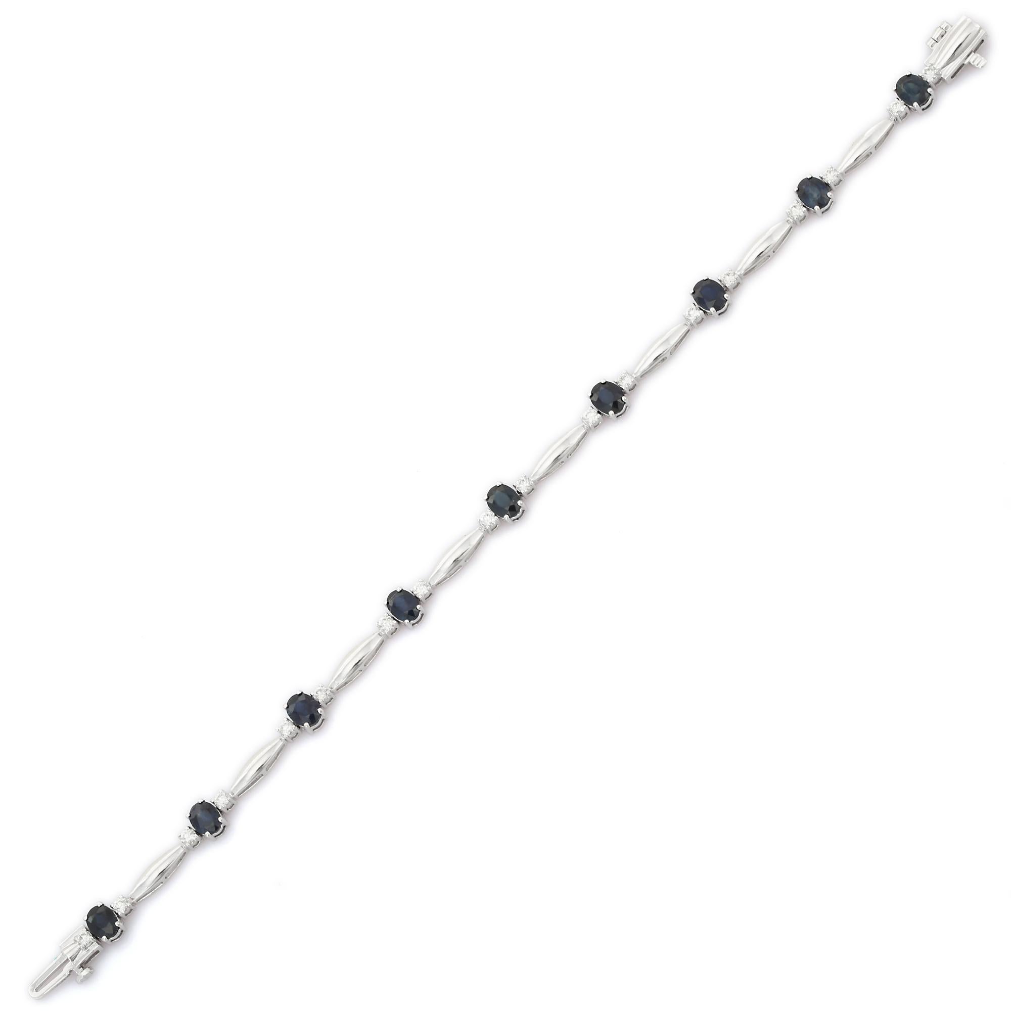 Pulsera de diamantes y zafiros azules de oro blanco macizo de 18 quilates en Nuevo estado para la venta en New York, NY