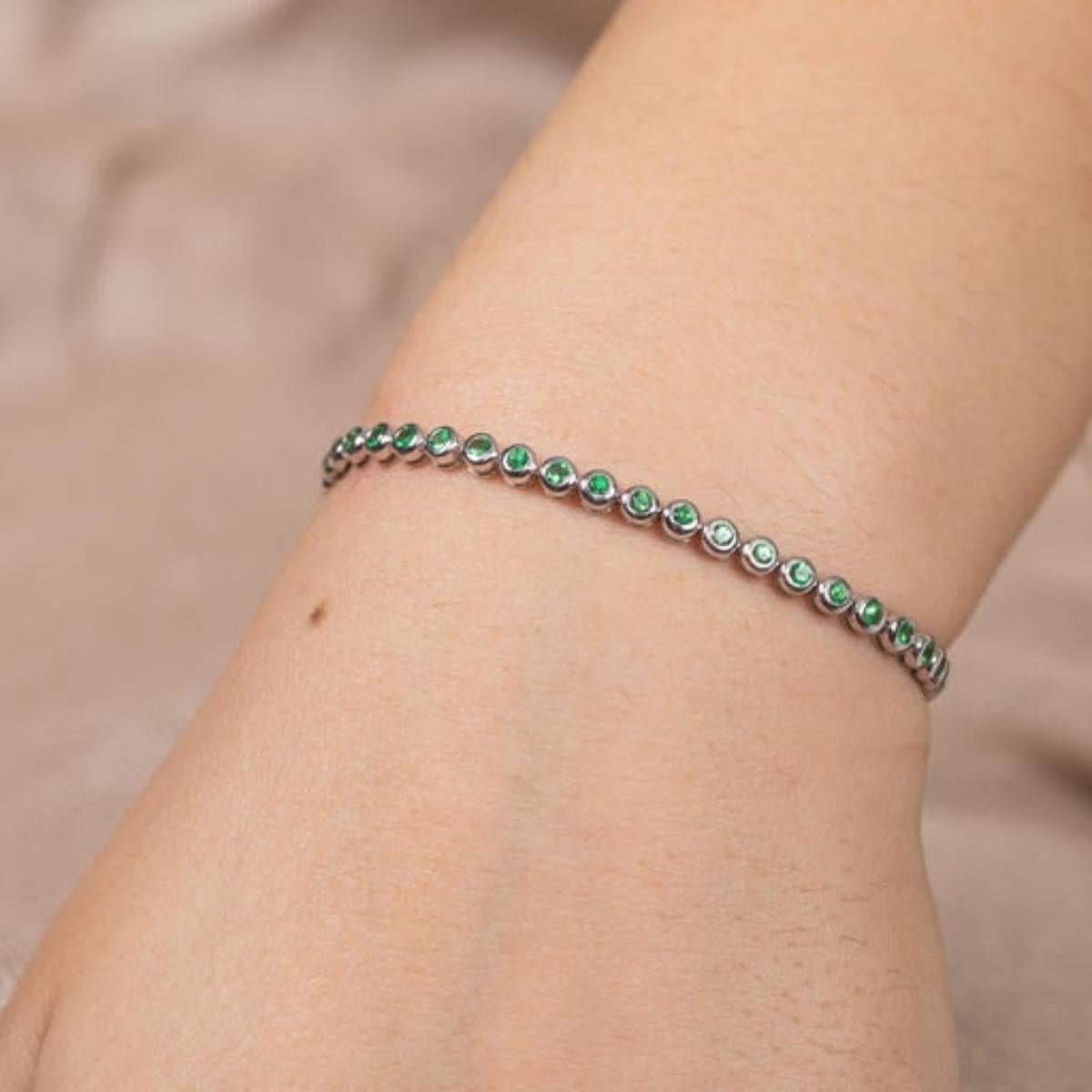 Ce bracelet de tennis en tsavorite monté en or 18 carats met en valeur 50 tsavorites naturelles étincelantes à l'infini, pesant 1,9 carats. Il mesure 7 pouces de long. 
La tsavorite augmente la force et la confiance du porteur.
Conçue avec des