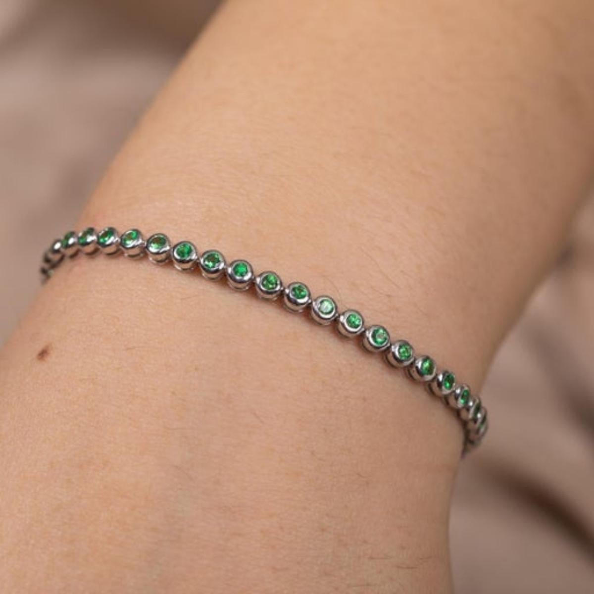 Or blanc massif 18 carats Dainty Round Cut  Bracelet de tennis en tsavorite naturelle pour elle en vente 1