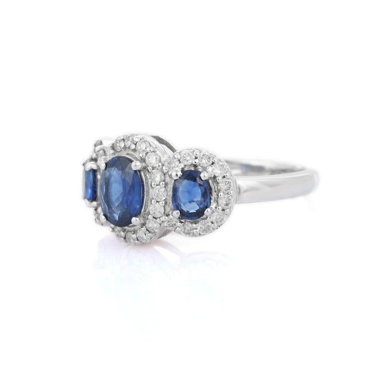 En vente :  Bague de fiançailles à trois pierres en or blanc massif 18 carats avec halo de diamants et saphirs bleus 6