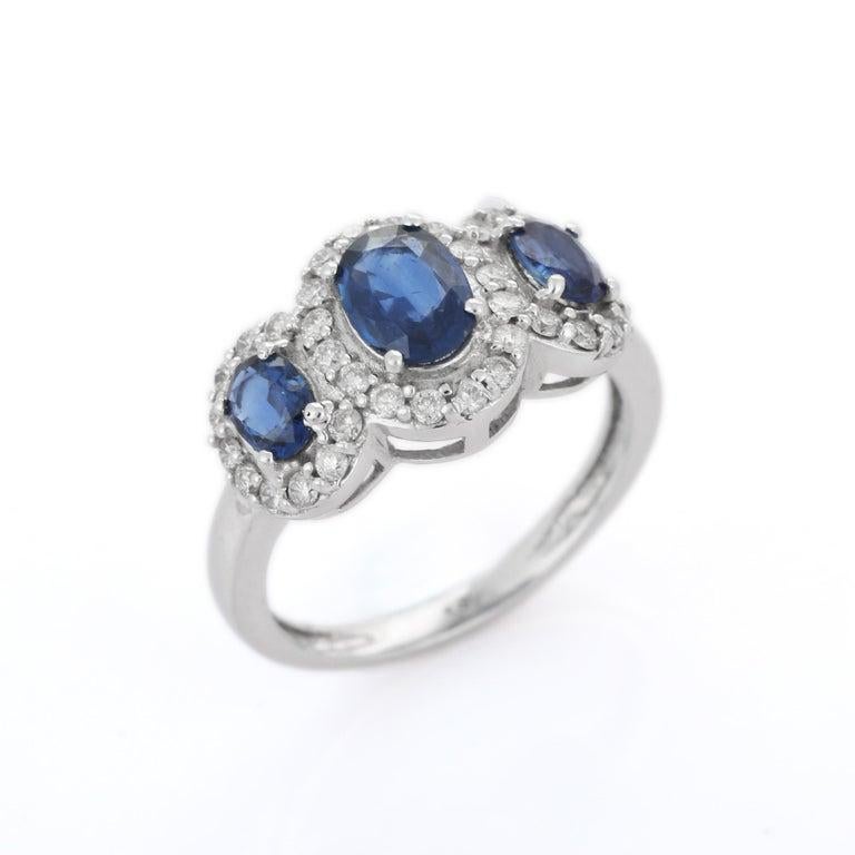 En vente :  Bague de fiançailles à trois pierres en or blanc massif 18 carats avec halo de diamants et saphirs bleus 8