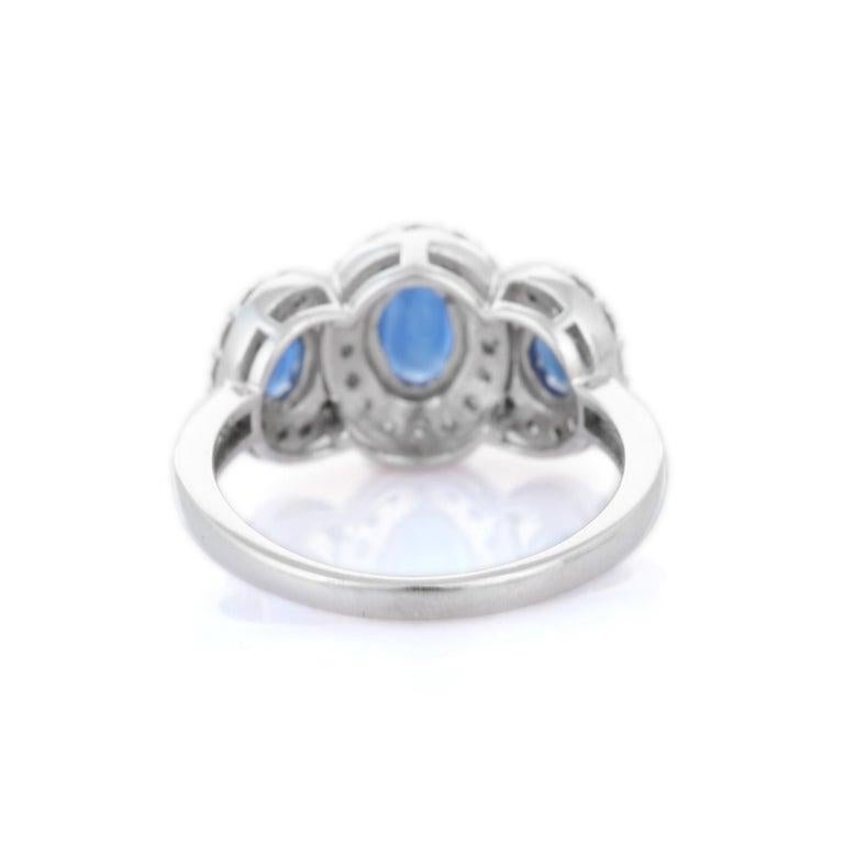 En vente :  Bague de fiançailles à trois pierres en or blanc massif 18 carats avec halo de diamants et saphirs bleus 9