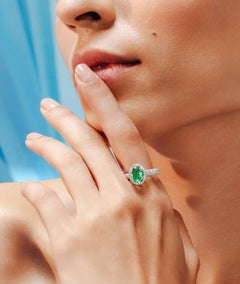 18k Solid White Gold Glamorous Emerald Halo Diamond Engagement Ring for Her