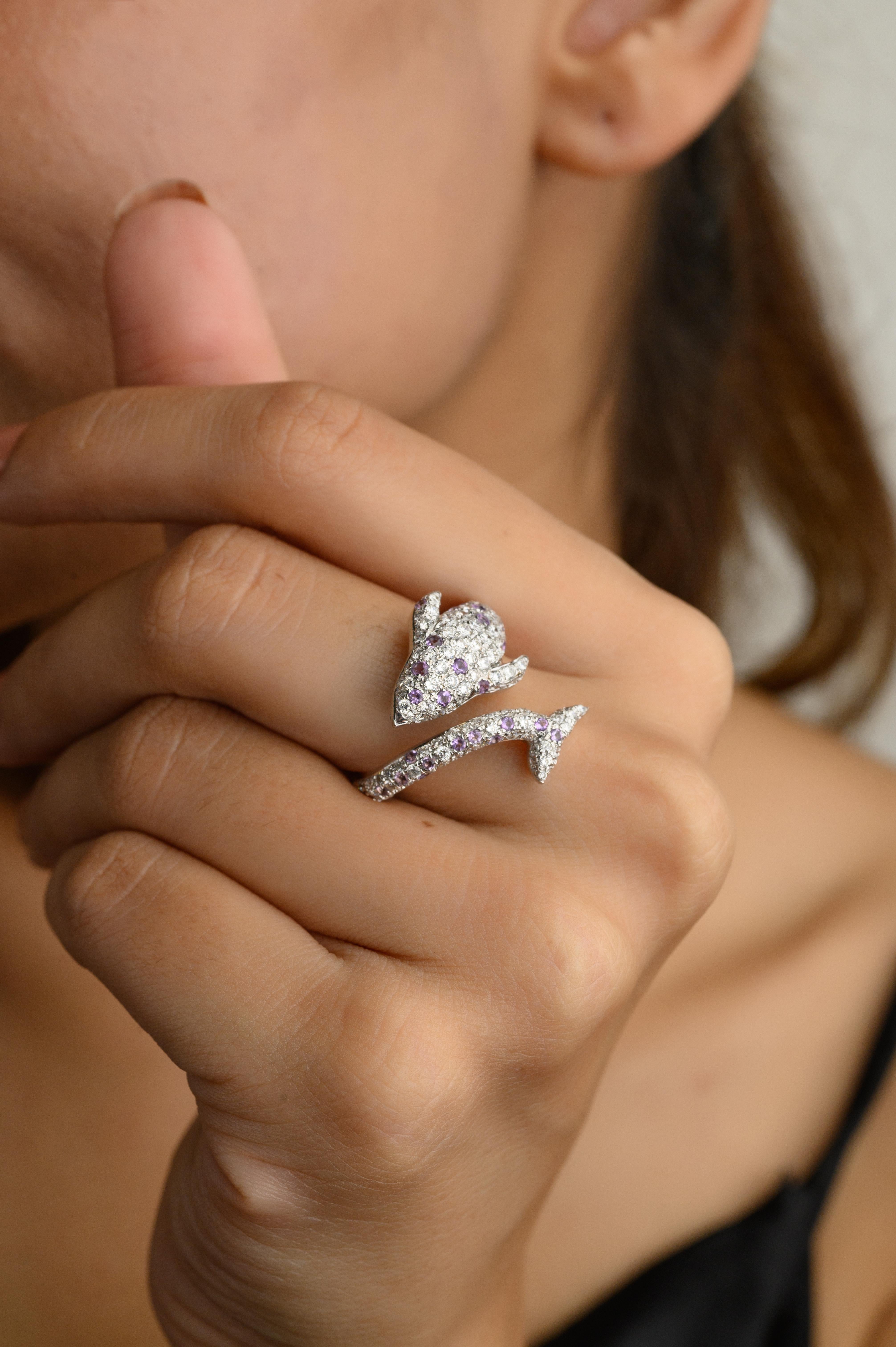 Pave Set Amethyst und Diamant Delphin Bypass Ring in 18K Gold mit natürlichem Amethyst von 0,35 Karat und Diamant von 1,13 Karat. Der wunderschöne handgefertigte Ring passt zu jedem Stil, jedem Anlass und jedem Outfit. 
Der Amethyst fördert die