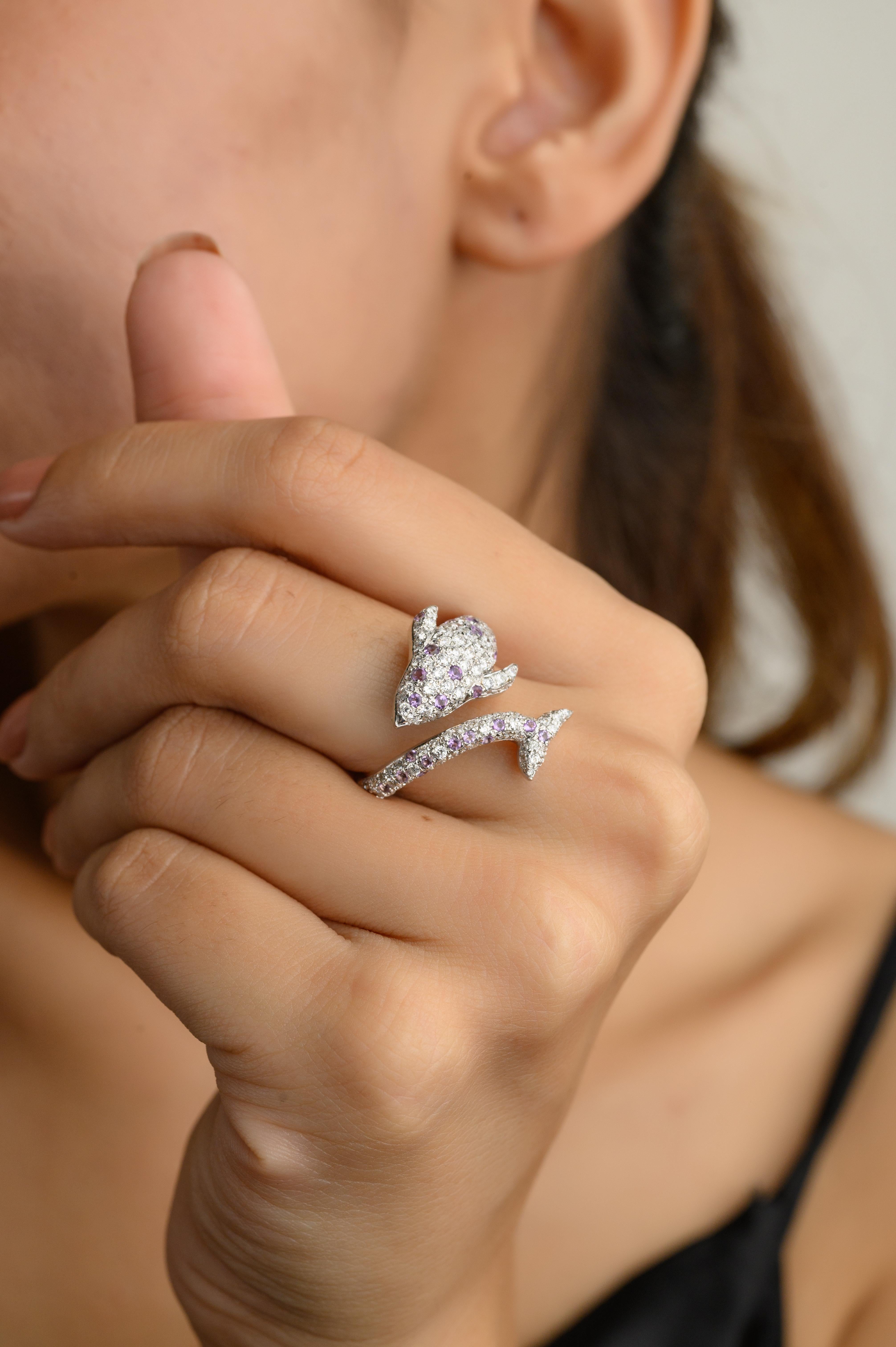 18 Karat massives Weißgold Bypass-Ring mit Amethyst und Diamant in Pavé-Fassung und Delphin im Zustand „Neu“ im Angebot in New York, NY