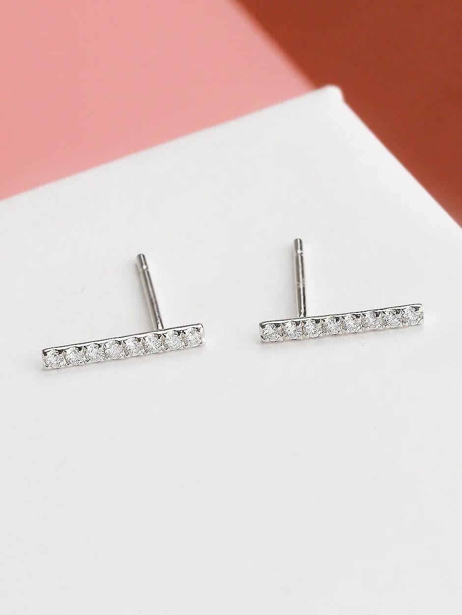 Boucles d'oreilles en or blanc massif 18K à une barre de diamants Neuf - En vente à Los Angeles, CA