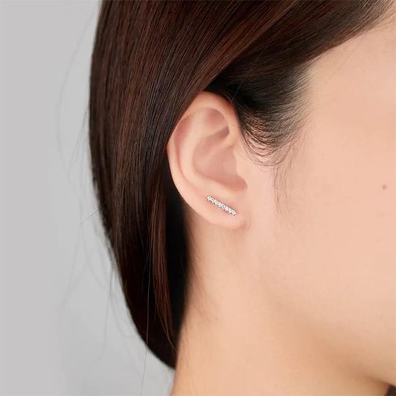 Boucle d'oreille avec barre de diamants micro pave, tous avec une finition polie. Toutes les finitions sont polies. 

0,22 ct de diamant blanc
Or blanc massif 18K
SI-Qualité / H-Color
Référence du style #14111
Délai de livraison : 4-8 semaines (en