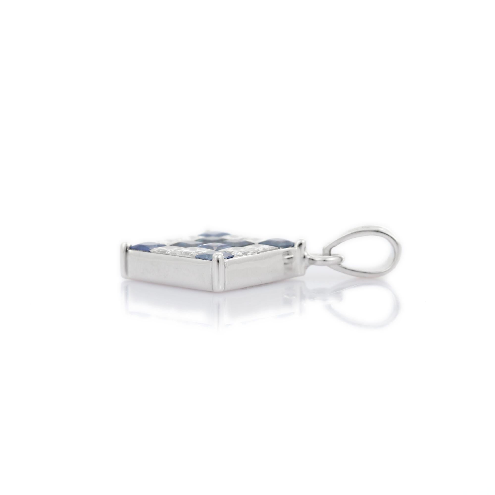 Pendentif en saphir bleu naturel en or 18 carats. Elle est ornée de saphirs de taille carrée et de diamants qui apportent une touche décente à votre look. Les pendentifs sont portés ou offerts pour représenter l'amour et les promesses. C'est un
