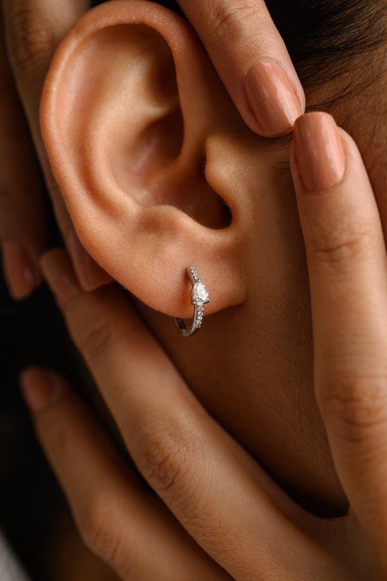 Tiny Diamond Huggie Hoops Earrings For Her in 18K Gold, um mit Ihrem Look ein Statement zu setzen. Sie brauchen diese Ohrringe, um mit Ihrem Look ein Statement zu setzen. Diese Ohrringe mit Diamanten im Birnen- und Rundschliff sorgen für einen