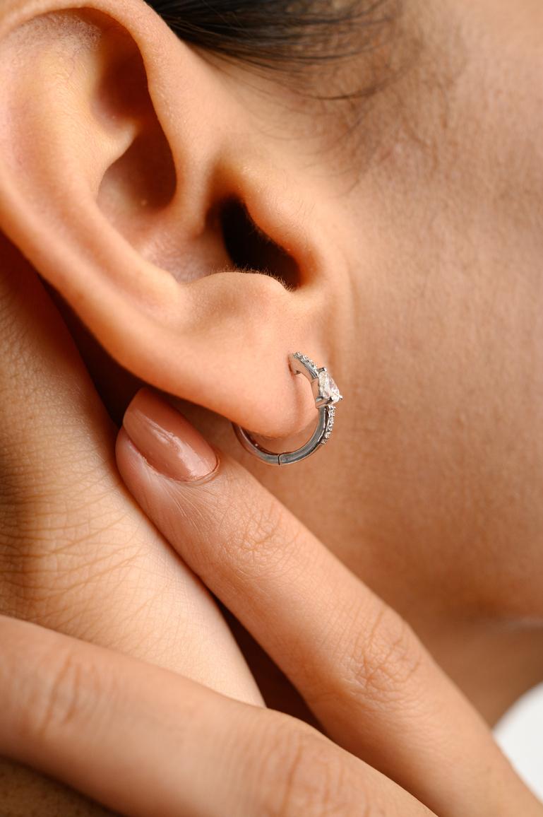 18 Karat massives Weißgold Zinn-Diamant-Huggie-Ohrringe mit birnenförmigem Diamanten in der Mitte (Gemischter Schliff) im Angebot
