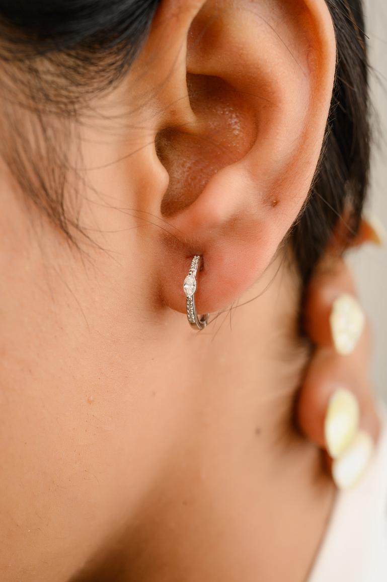 18 Karat massives Weißgold Zinn-Diamant-Huggie-Ohrringe mit birnenförmigem Diamanten in der Mitte Damen im Angebot