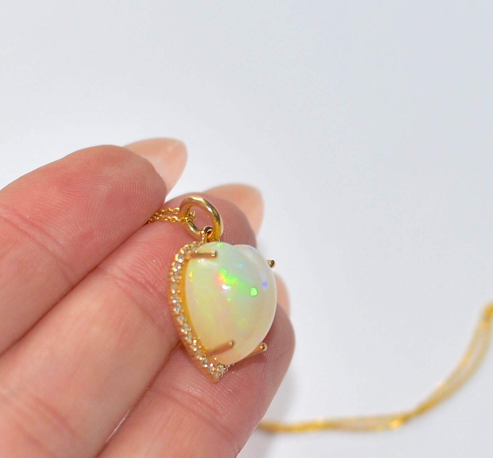 Collar de oro amarillo macizo de 18 quilates con 7,37 quilates de ópalo natural en forma de corazón y 0,24 quilates de diamantes Moderno en venta