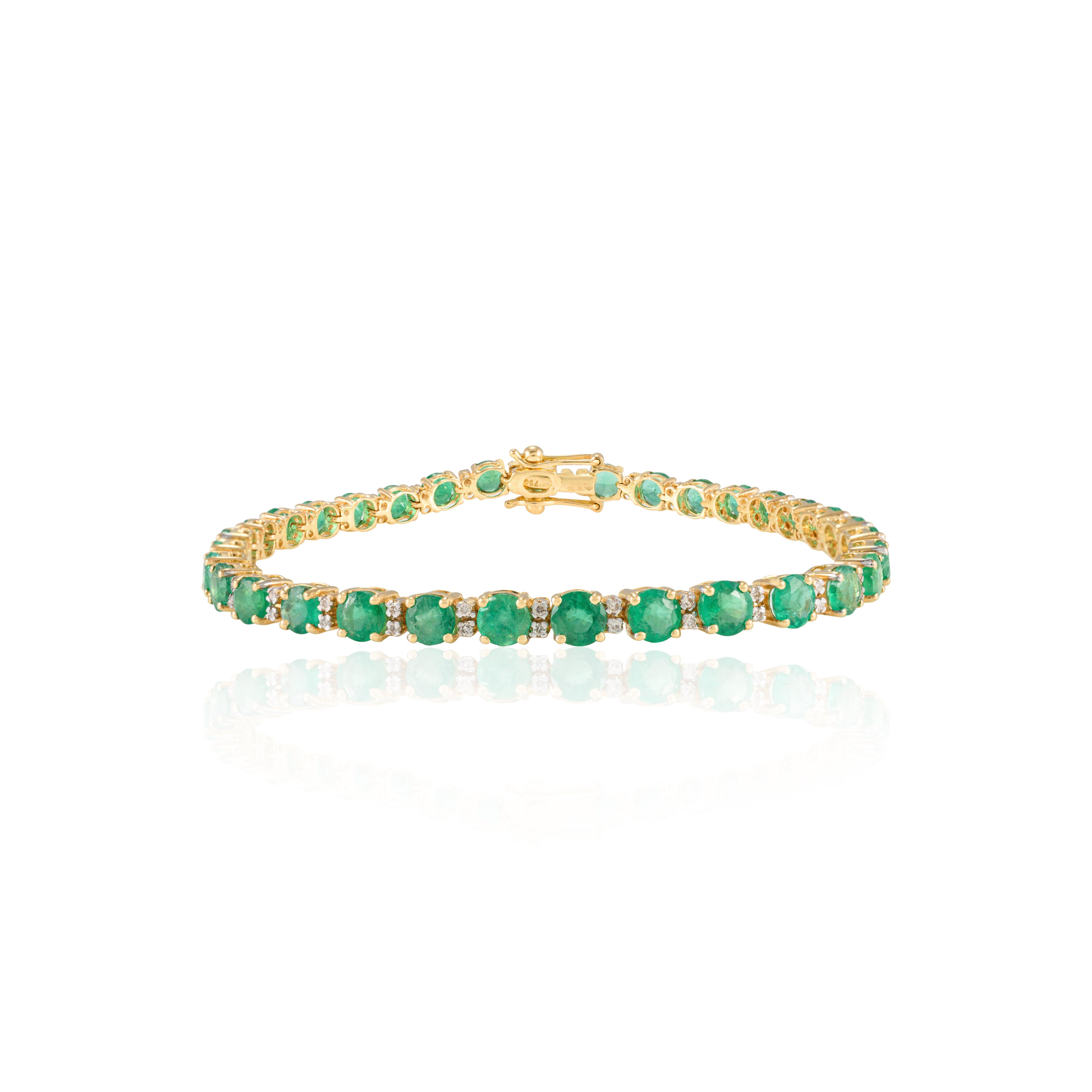 Women's 18k Yellow Gold Certified 7.9 CTW Round Cut Emerald and Diamond Tennis Bracelet For Sale