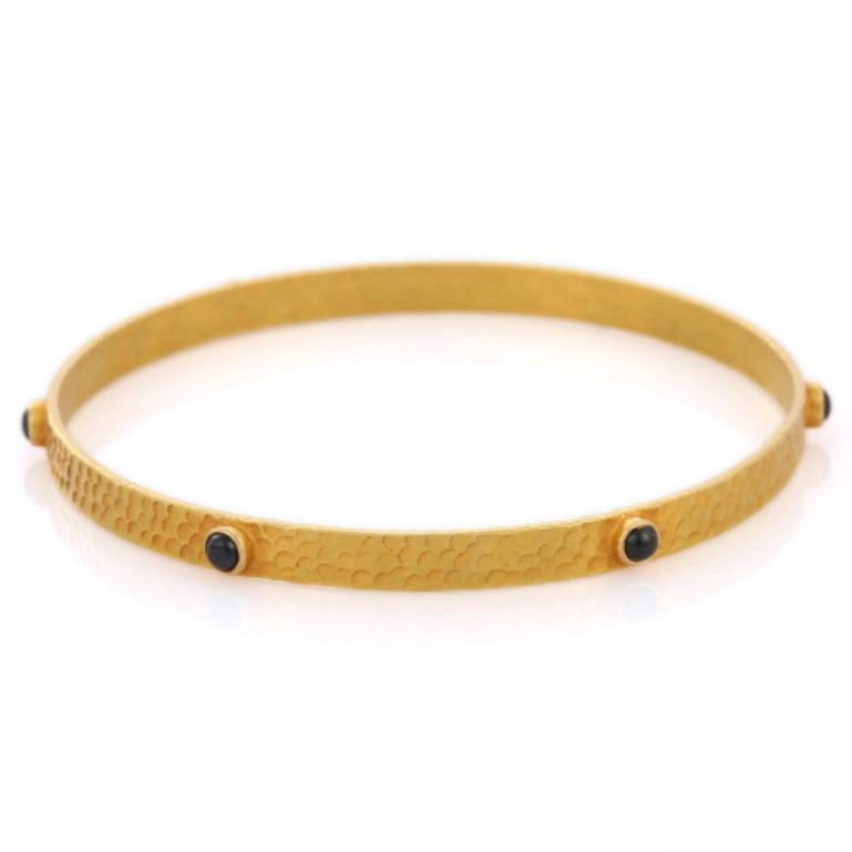 Modern 18K Solid Yellow Gold Bangle with Round Cut Blue Sapphire For Sale